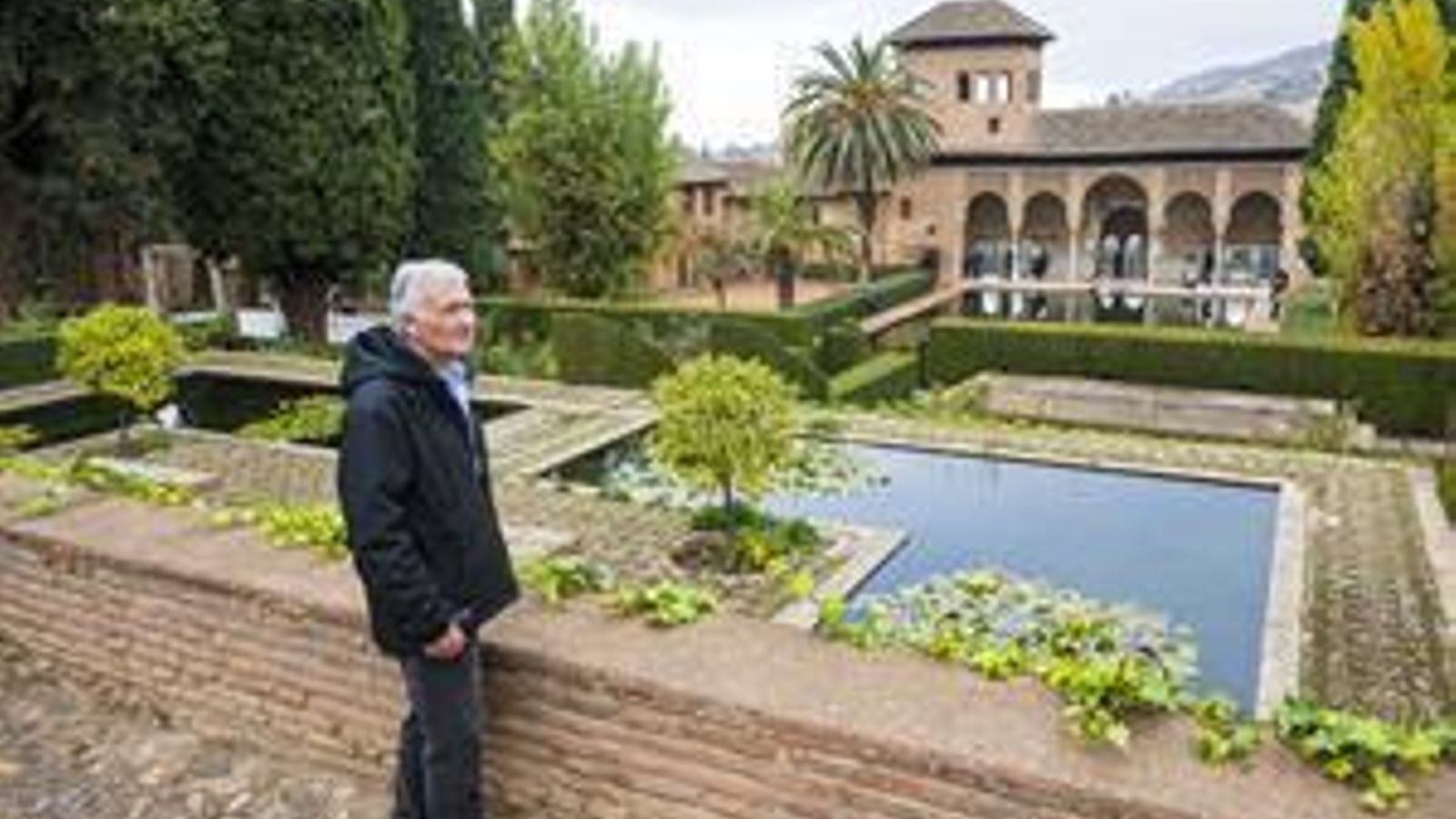 Javier Sánchez, jefe del servicio de Jardines, Bosques y Huertas, posa en el amplio conjunto monumental y paisajístico granadino de la Alhambra y el Generalife, que históricamente ha sido el más visitado de España, y no es ajeno a la actual situación de sequía ni a las consecuencias del cambio climático.