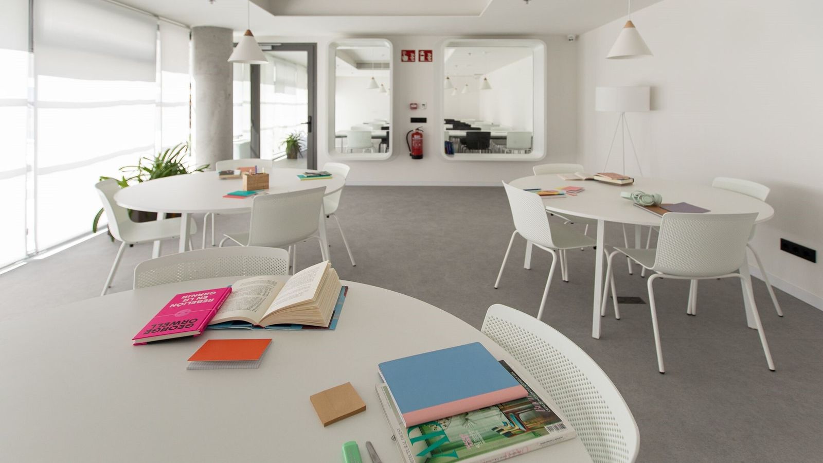 Sala de estudio de la residencia.