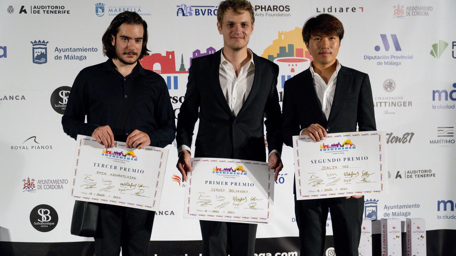 Los tres premiados posan con sus diplomas Los tres premiados posan con sus diplomas