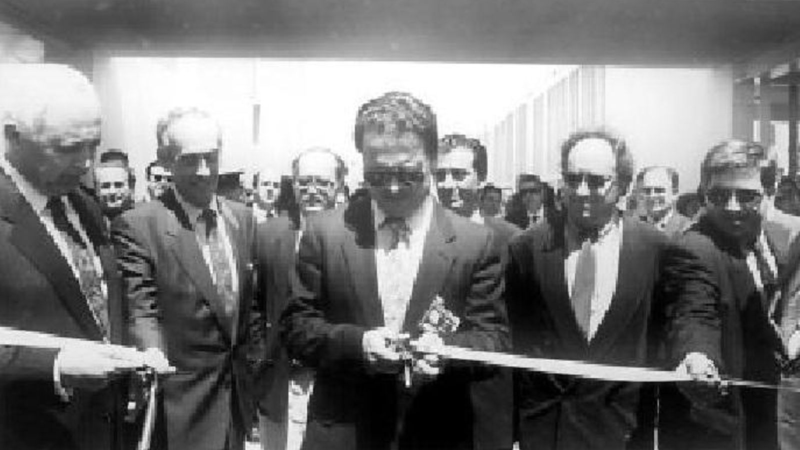 Ignacio de la Peña, a la derecha de Pacheco, en la imagen, durante el corte de la cinta de inauguración del pabellón de Tierras del Jerez en la Expo 92.