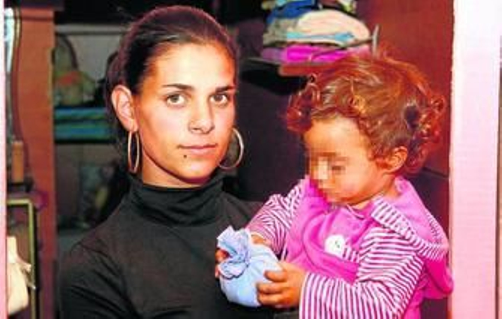 Sonia, una joven de 21 años, actriz en la obra de teatro 'La Casa de Bernarda Alba', con una de sus hijas en brazos.