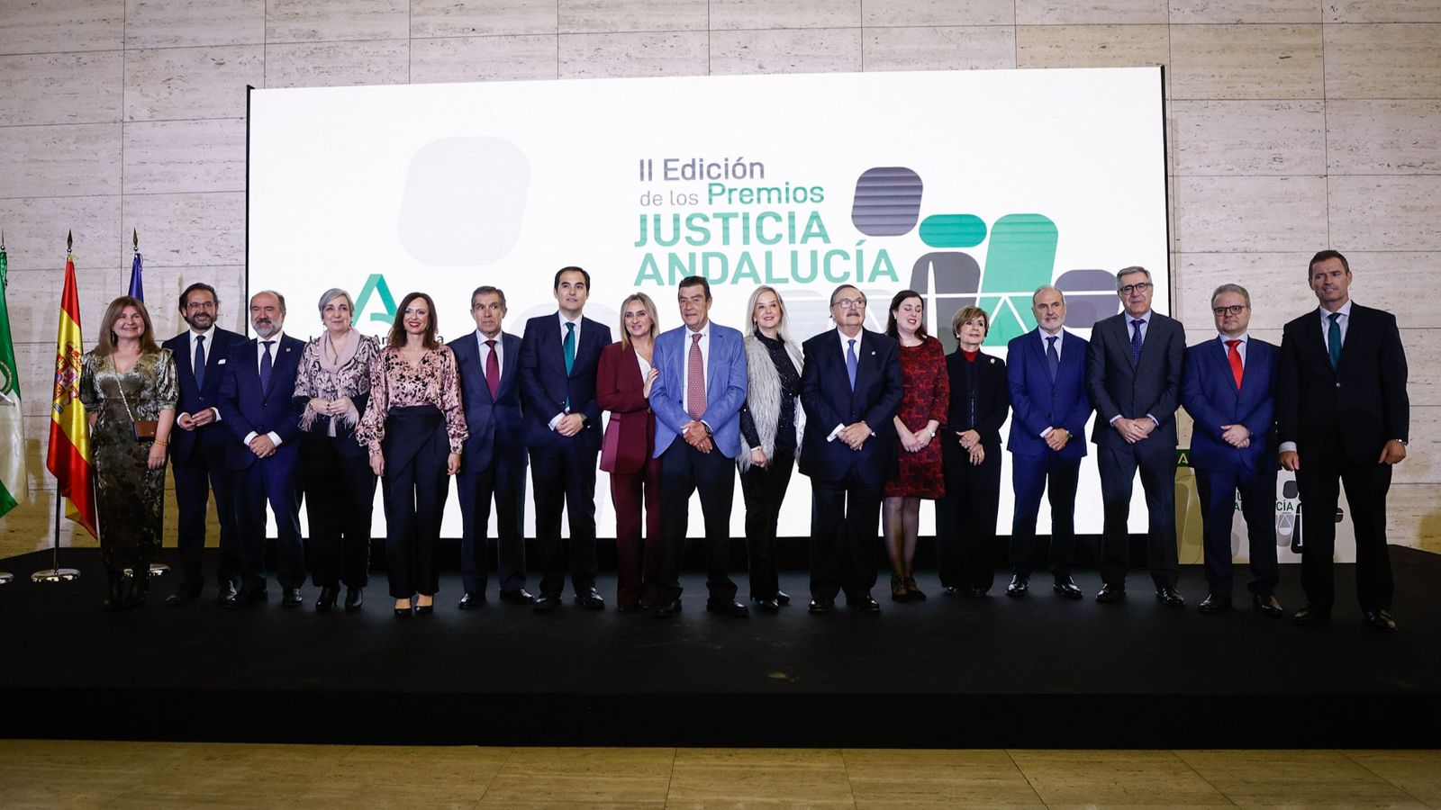 Los premiados posan junto a las autoridades, este jueves en Granada.