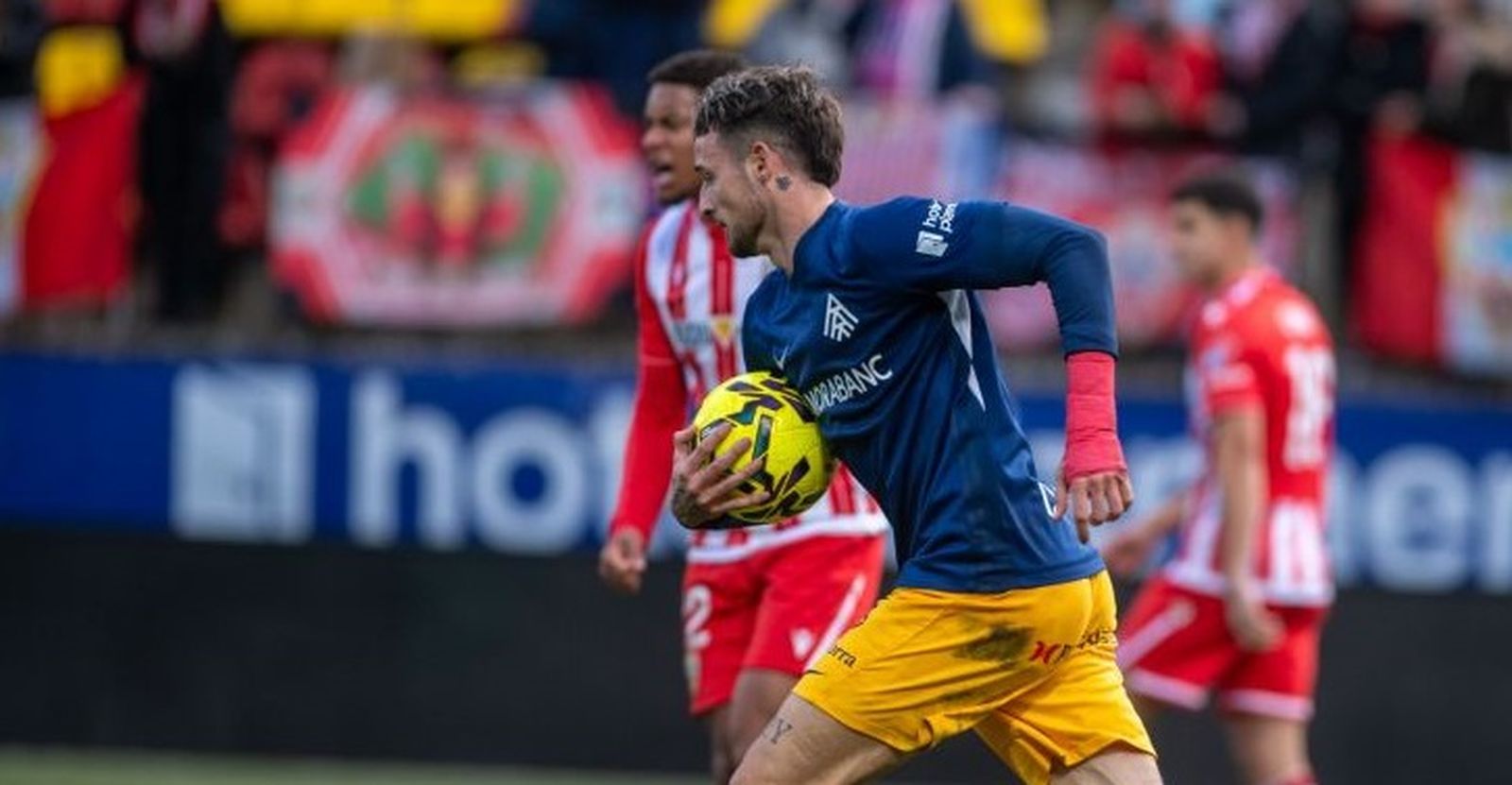 Manu Nieto celebra un gol con el Andorra.