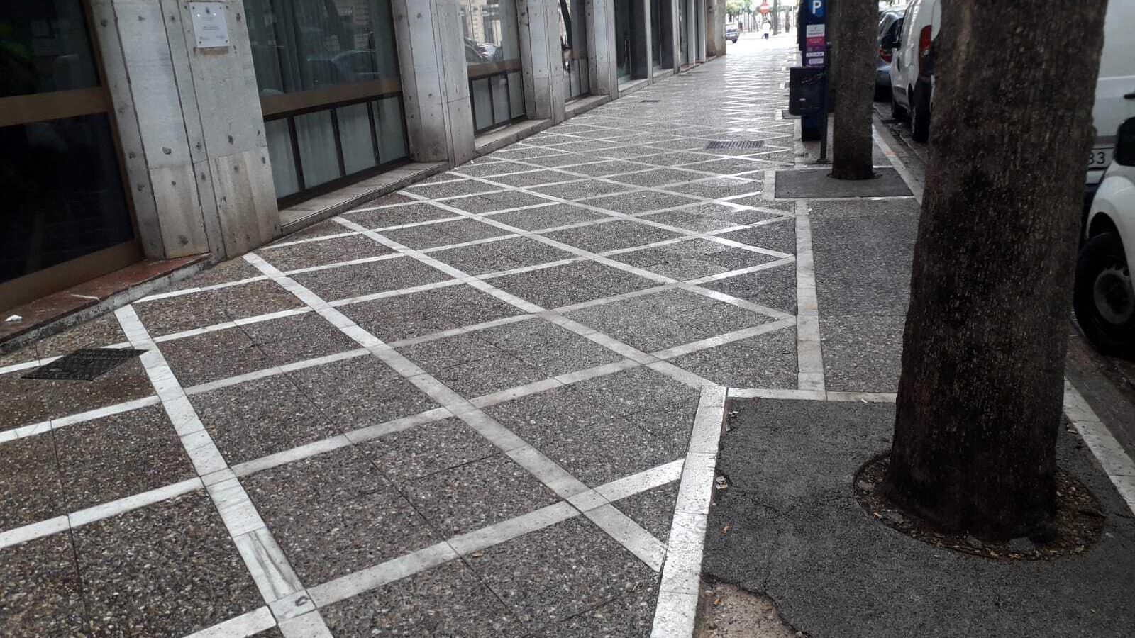 Otro de los alcorques con deficiencias en el relleno.