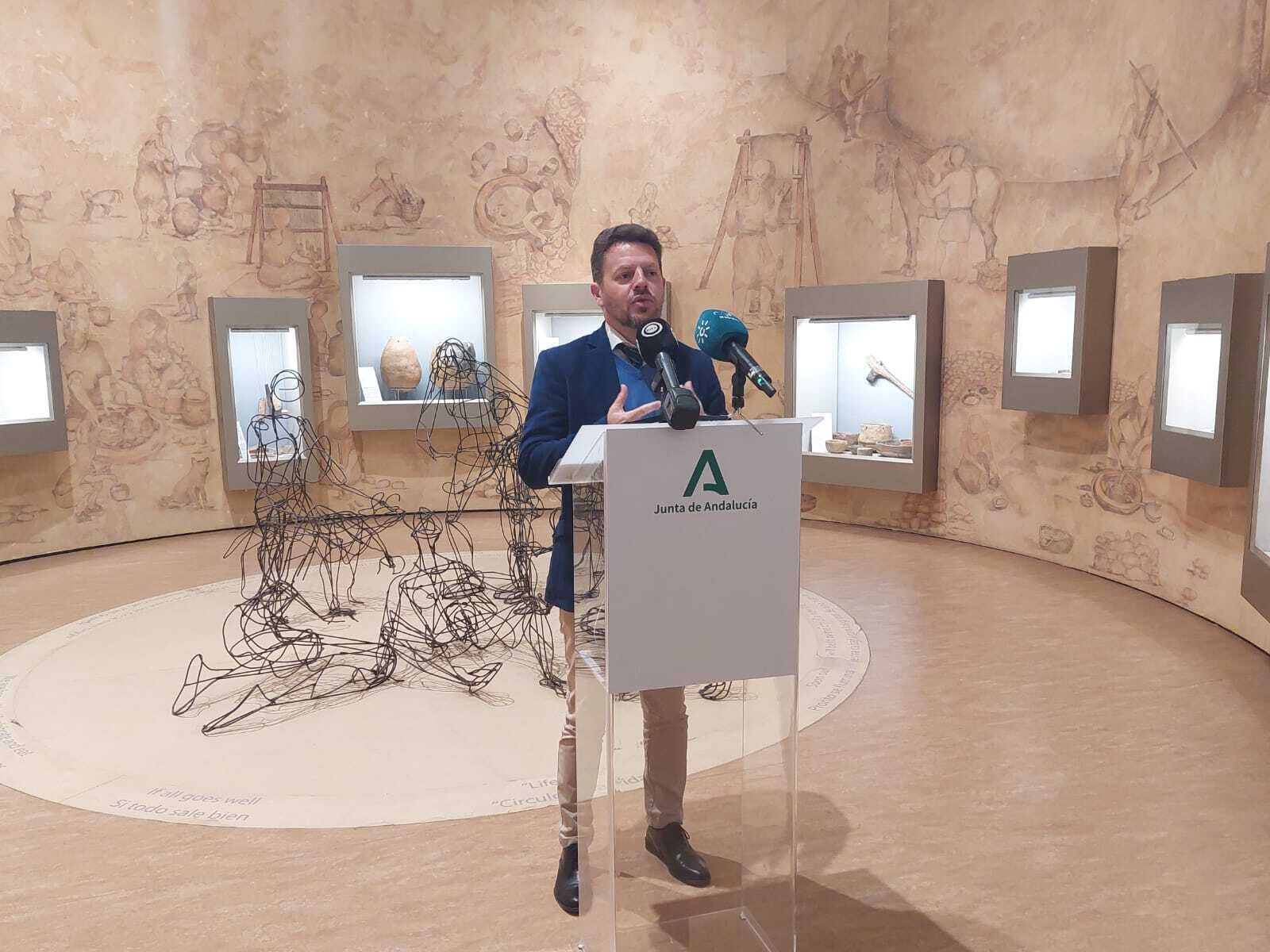 El delegado, José Ángel Vélez dando los datos de visitas a los espacios culturales de la Junta.