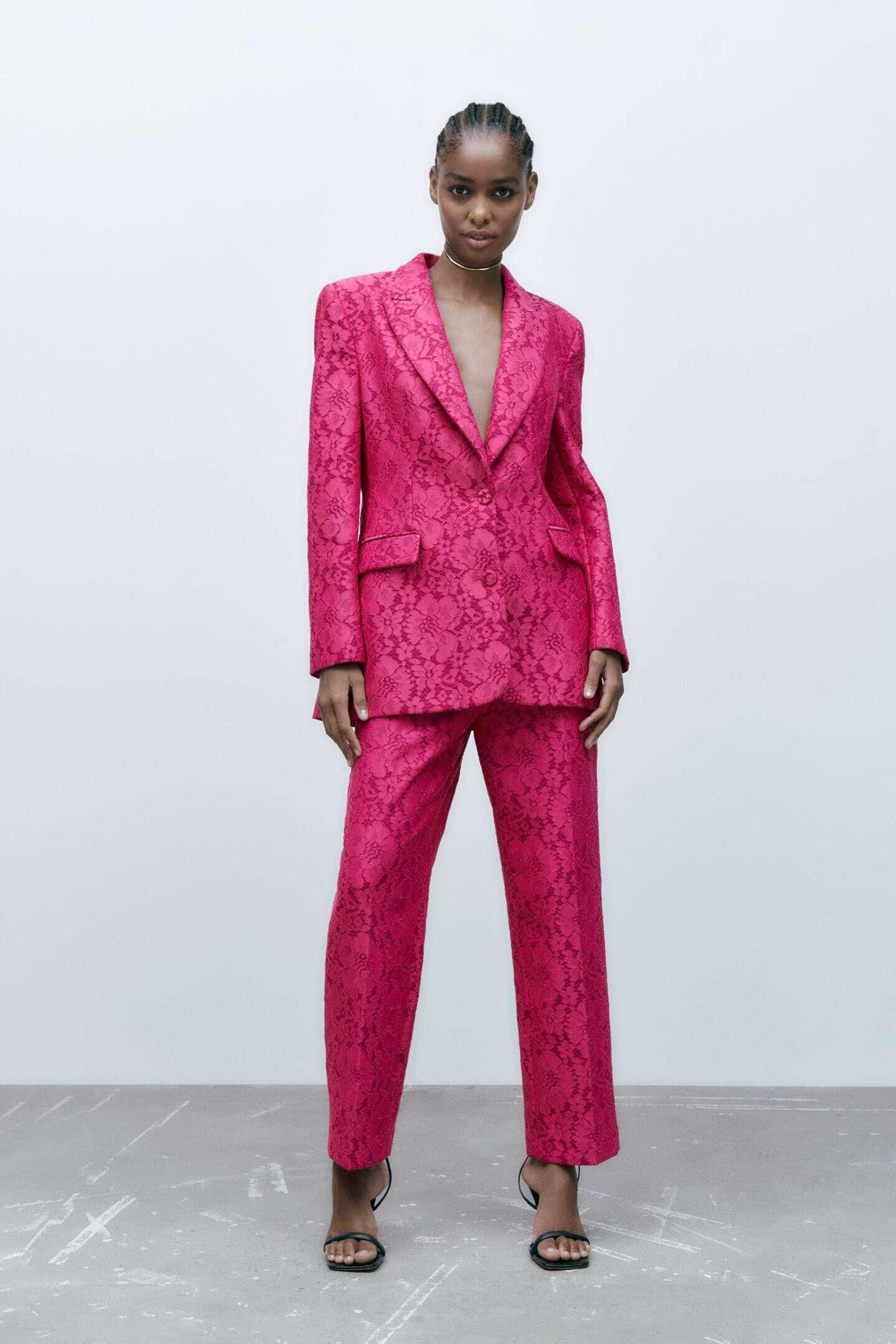 Traje rosa de encaje de Zara. Traje rosa de encaje de Zara.