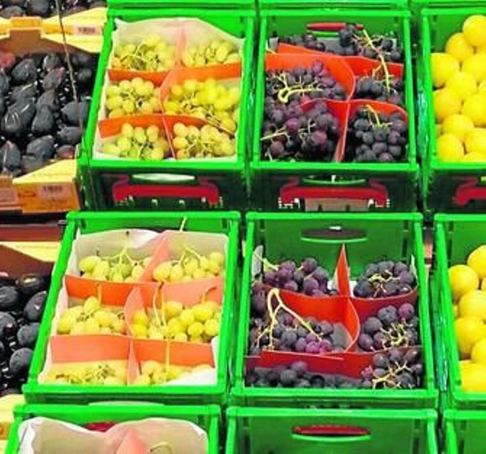 Expositor con uvas de distintas variedades en un supermercado.