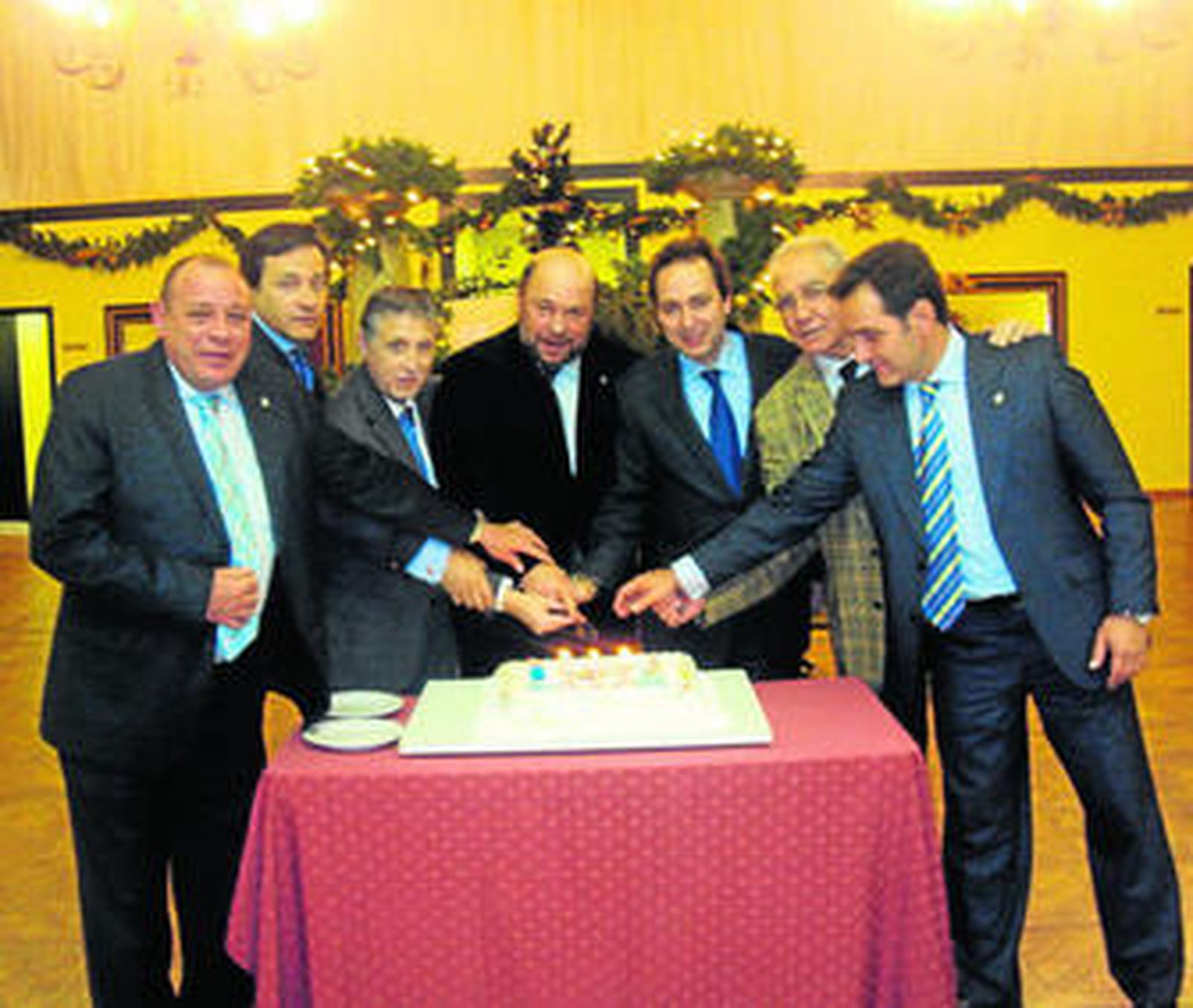 Miembros del Recreativo cortan la tarta de aniversario del Recreativo.