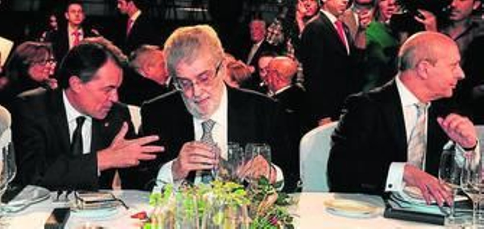 Mas, Lara y Wert, al comienzo de la cena del Premio Planeta.