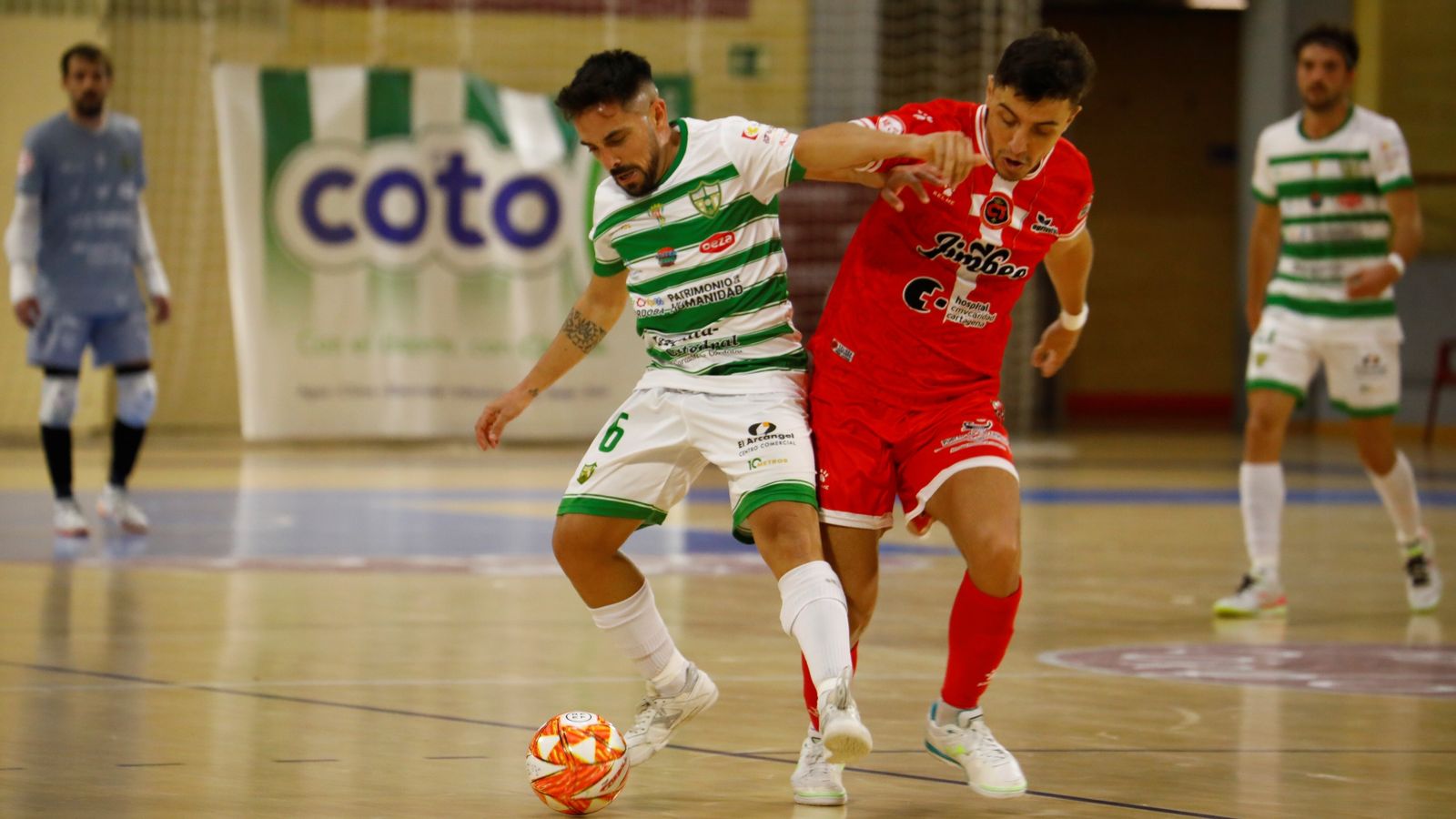 Jesulito intenta quitarse de encima la presión de un rival.