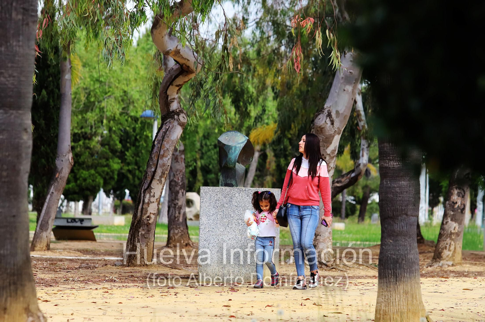 Imágenes del primer día de la salida de niños a la calle en el estado de alarma por coronavirus