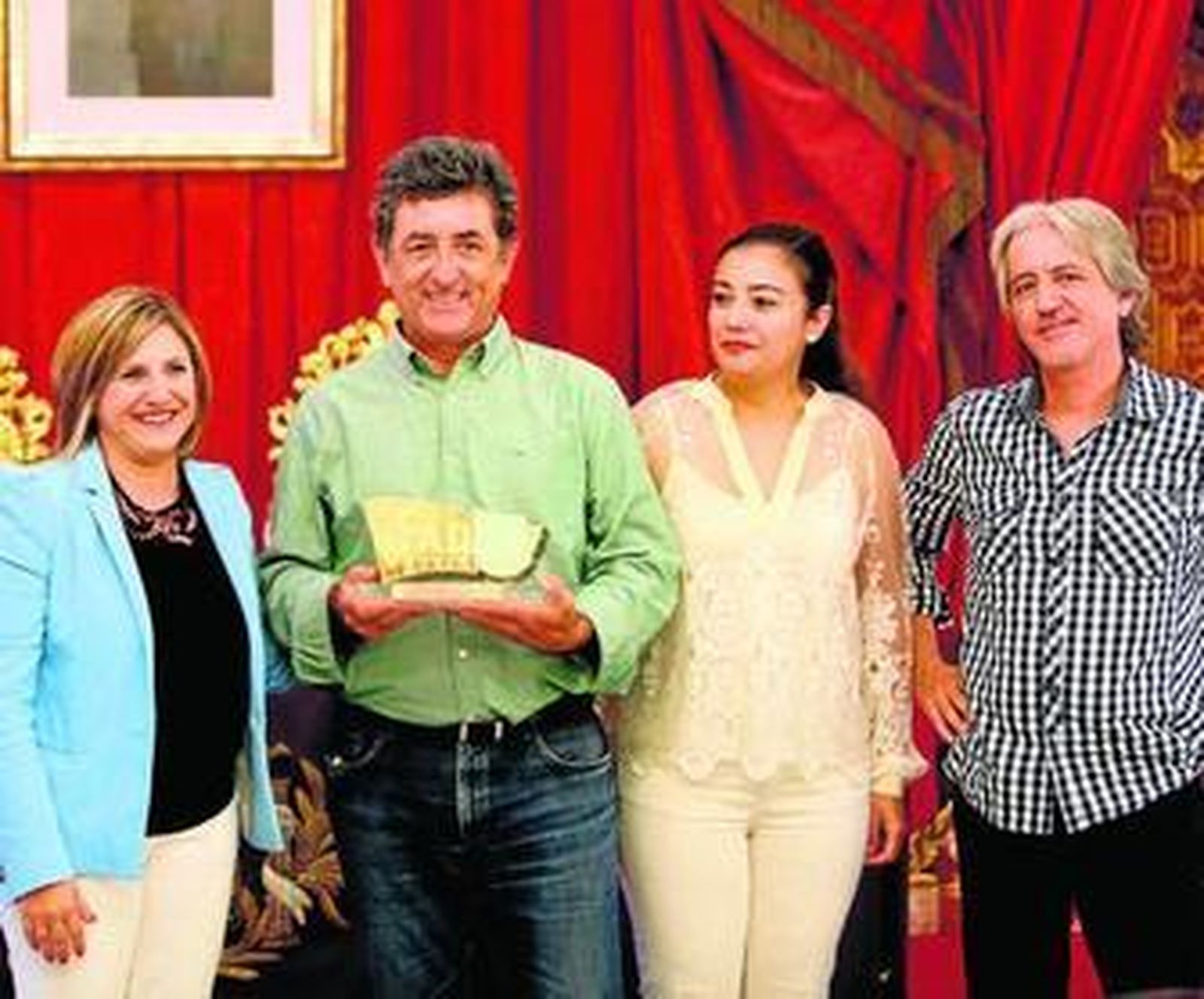 El gerente de Genatur y uno de sus socios, con la presidenta de la institución provincial y la diputada de turismo.