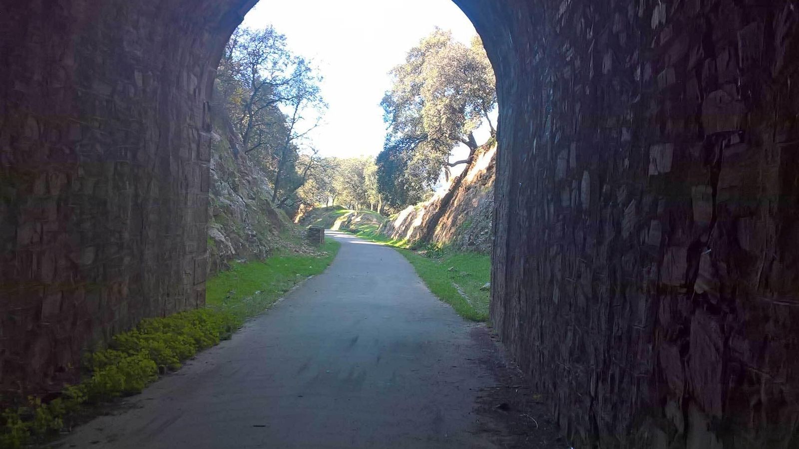 Uno de los antiguos túneles del ferrocarril por los que pasa la vía verde.