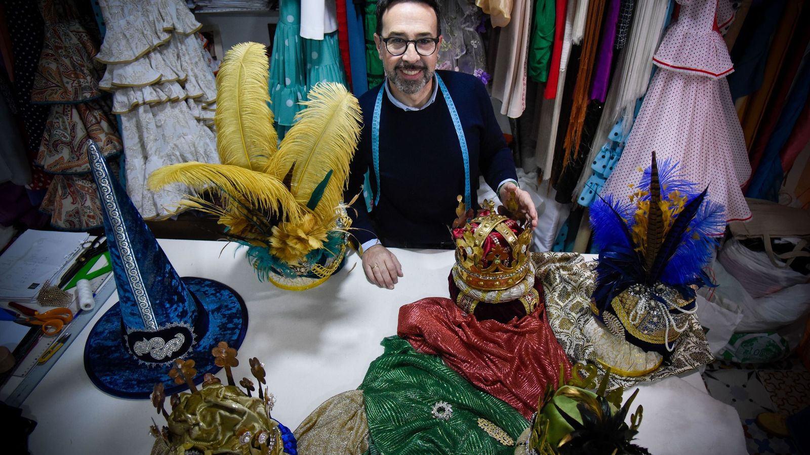 El diseñador enseña las coronas y sombreros que llevarán los protagonistas del cortejo los días 4 y 5 de enero.