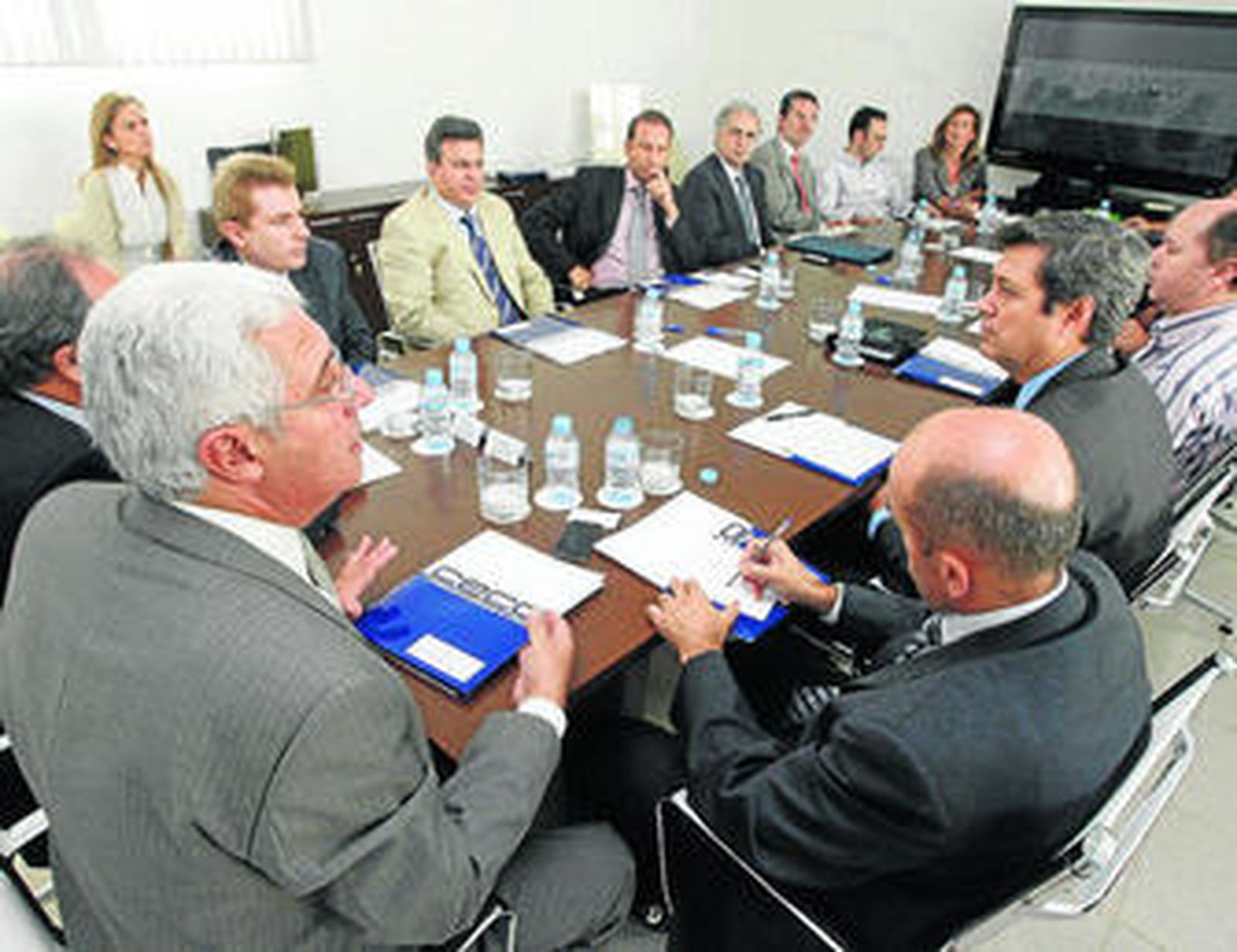 Representantes de las empresas, ayer, en el grupo de trabajo.