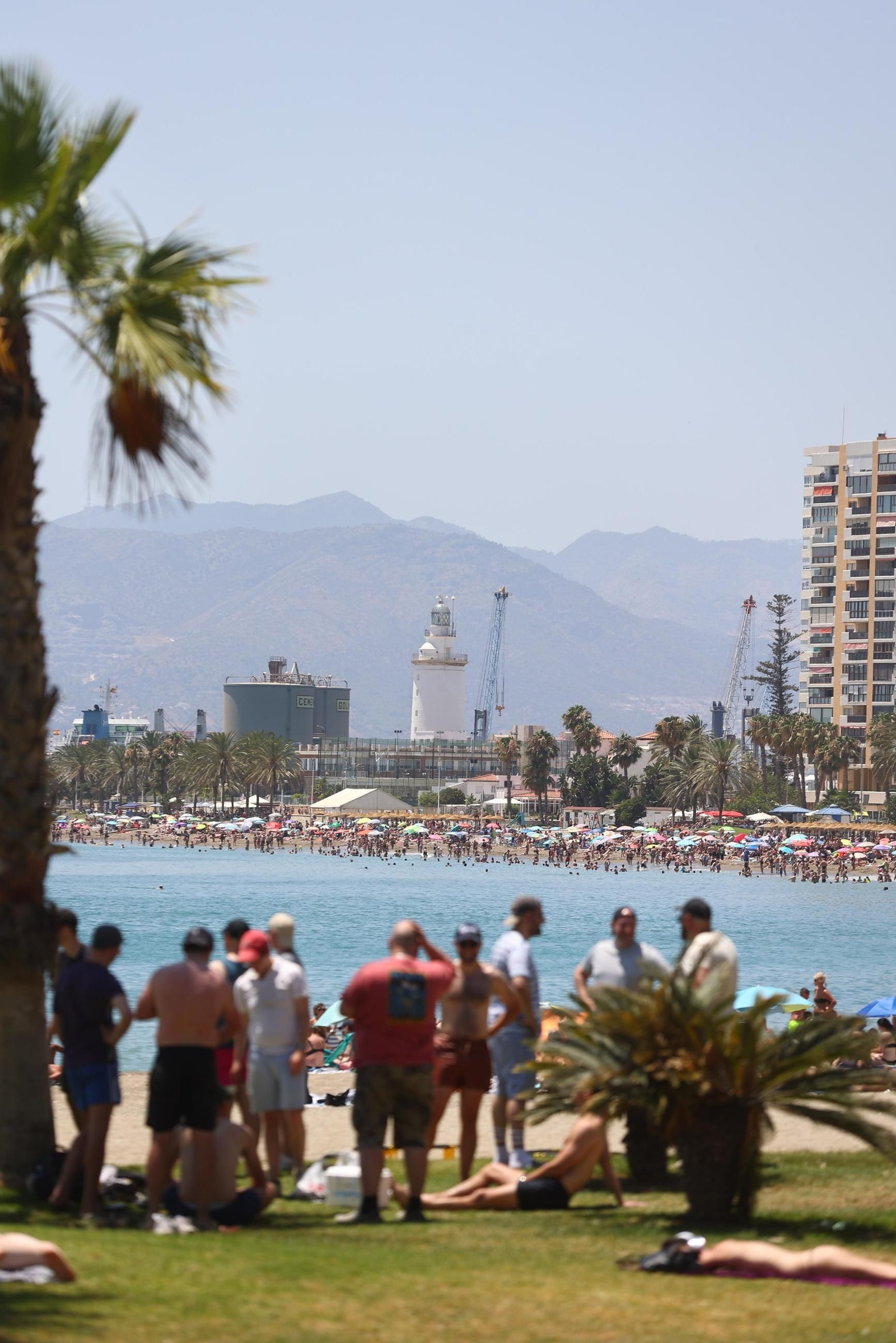 Las fotos del primer lleno de playas en julio en Málaga, con calor, viento y oleaje