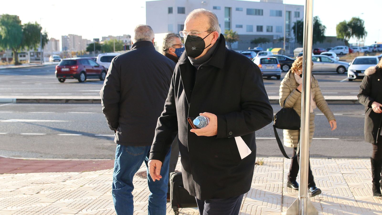 El exalcalde Juan Enciso llega al palacio de exposiciones y congresos de Aguadulce.