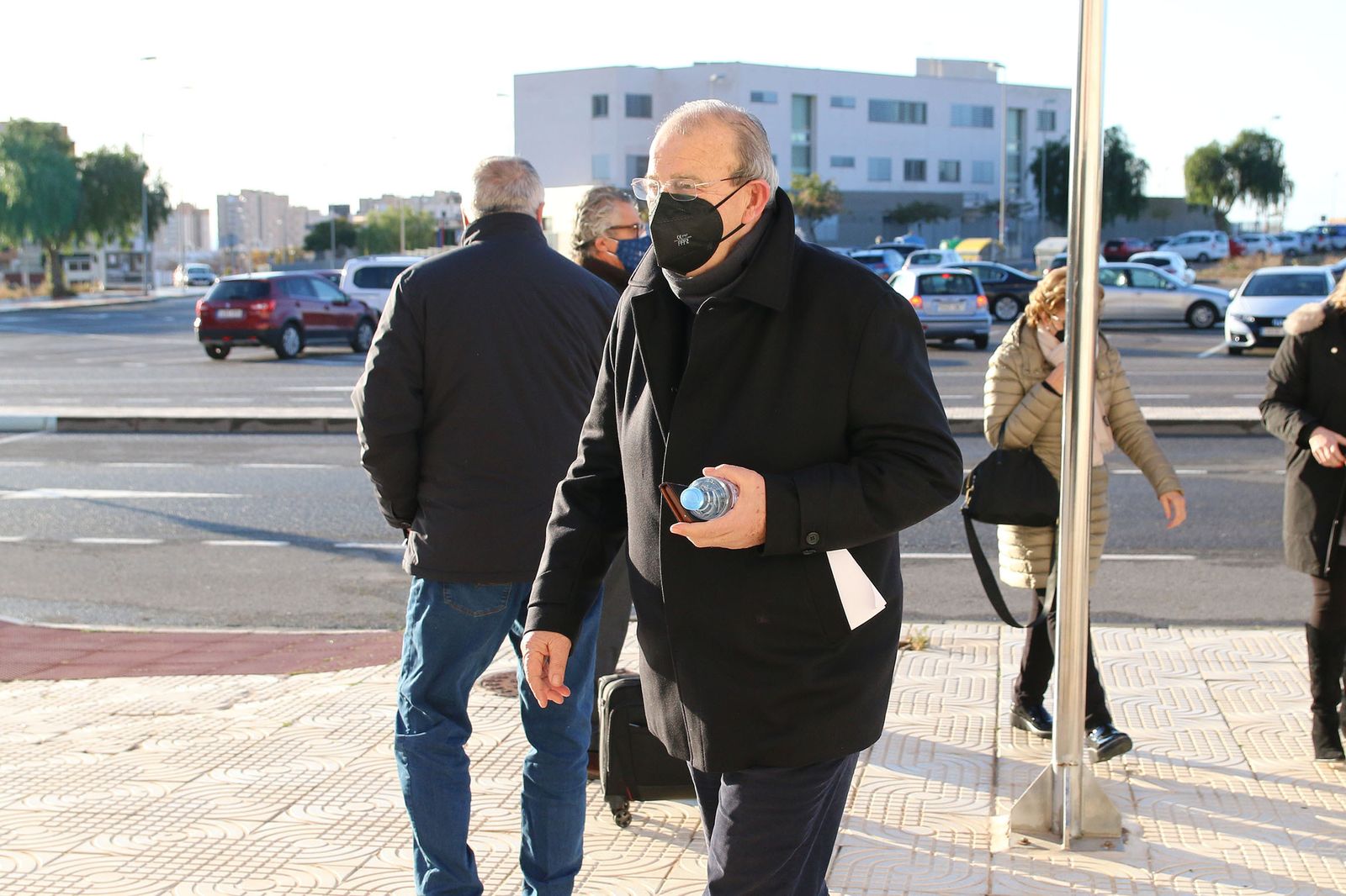 El exalcalde Juan Enciso llega al palacio de exposiciones y congresos de Aguadulce.