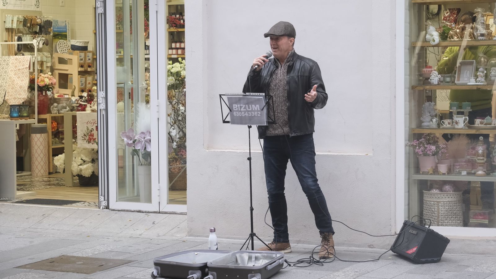 Toni Rivas interpreta uno de los temas de su repertorio en la calle Cruz Conde.