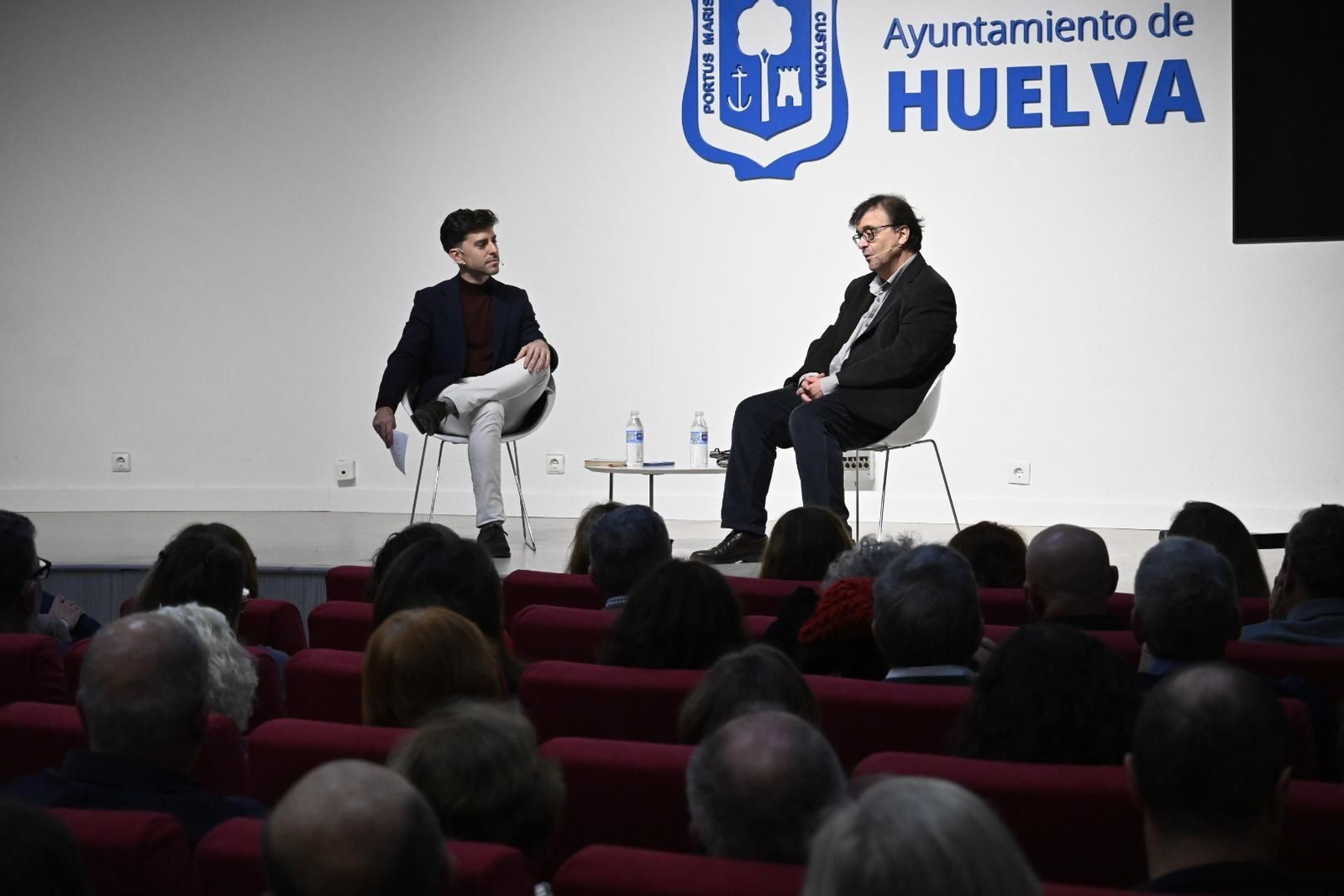 Imágenes del encuentro con el escritor Javier Cercas en Huelva