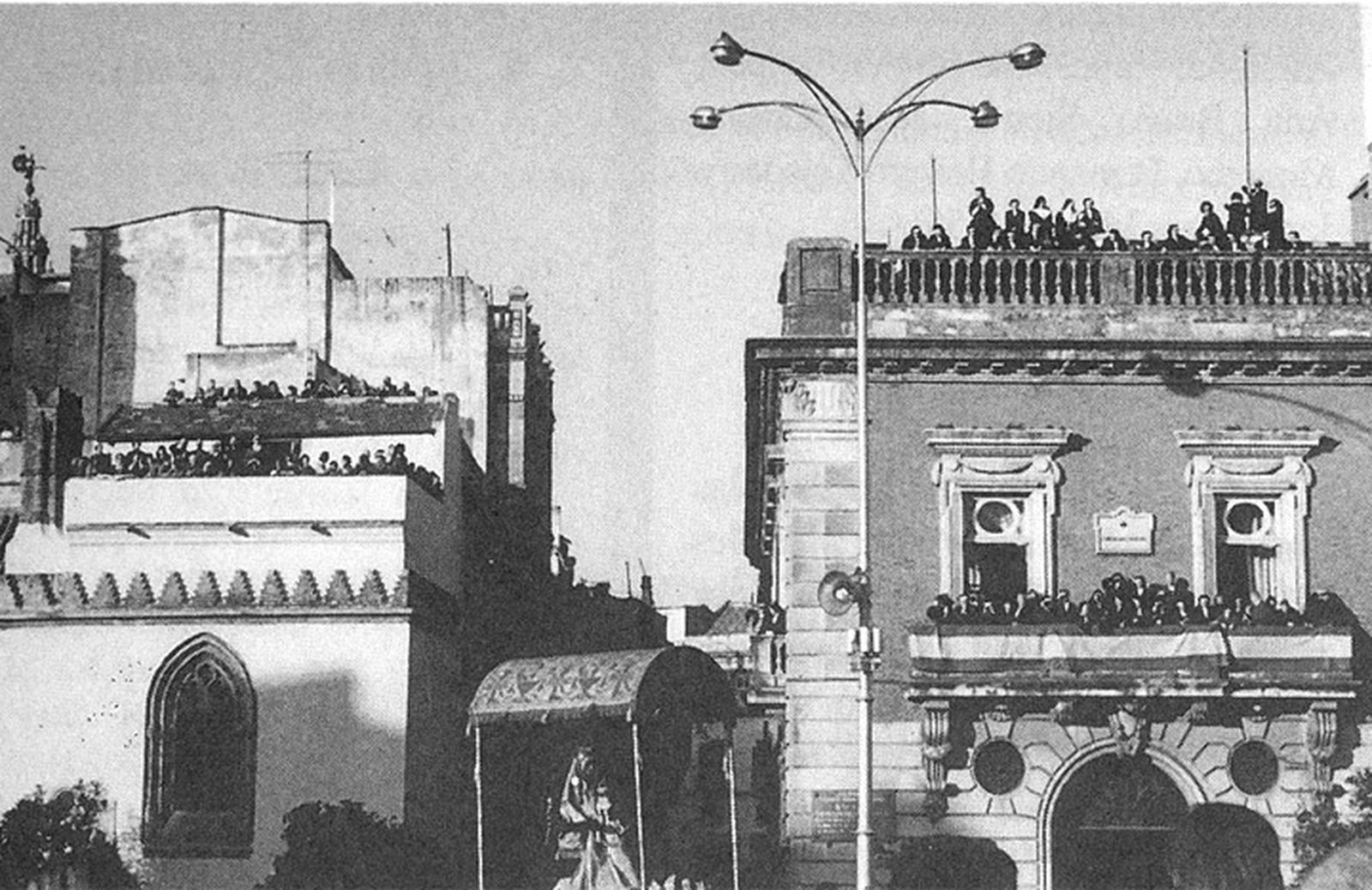 La Puerta de Jerez fue escenario de la clausura de la Santa Misión  General  de Sevilla, el día 14 de febrero de 1965 .