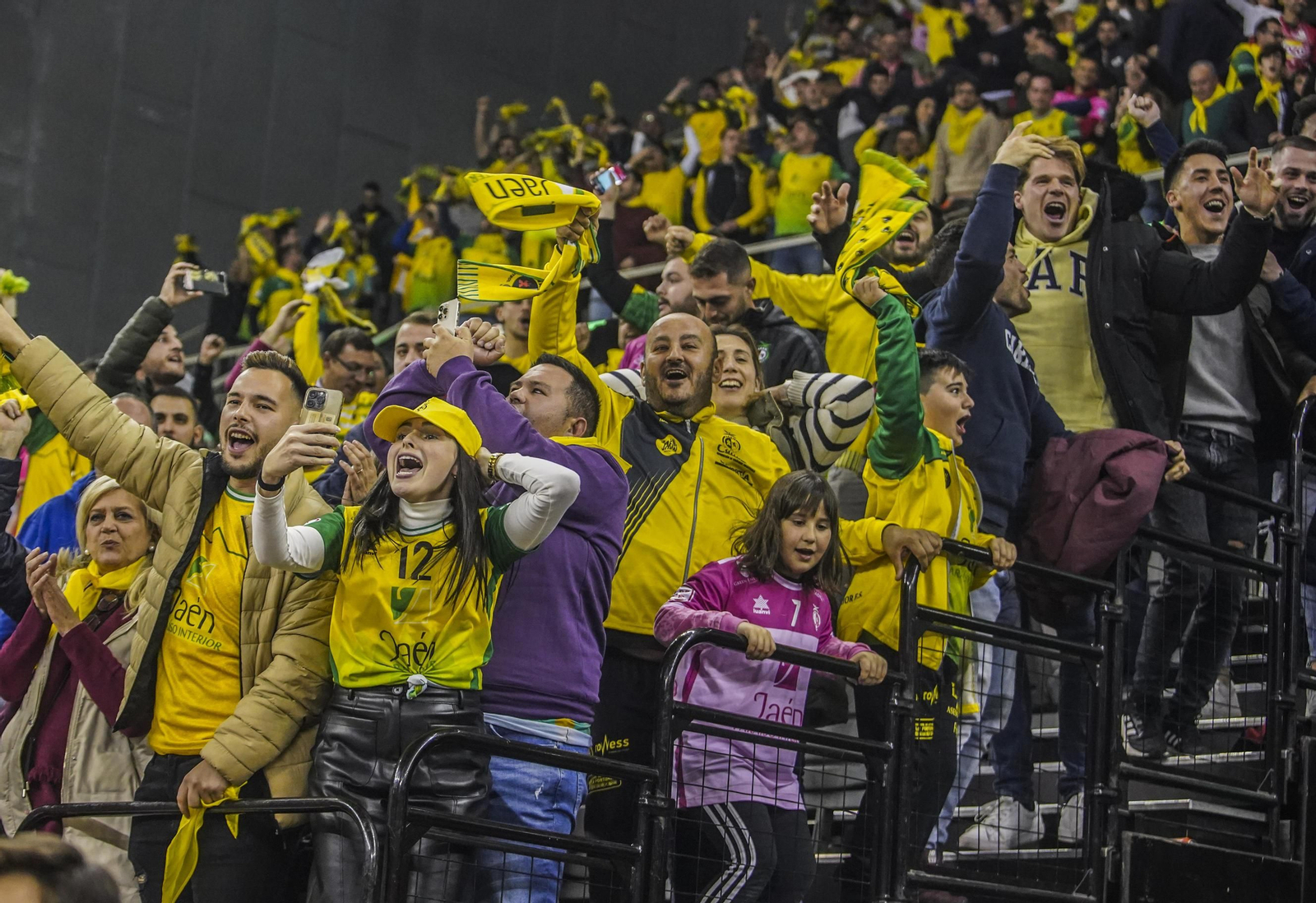 La marea amarilla del Jaén FS toma el Palacio de los Deportes de Granada