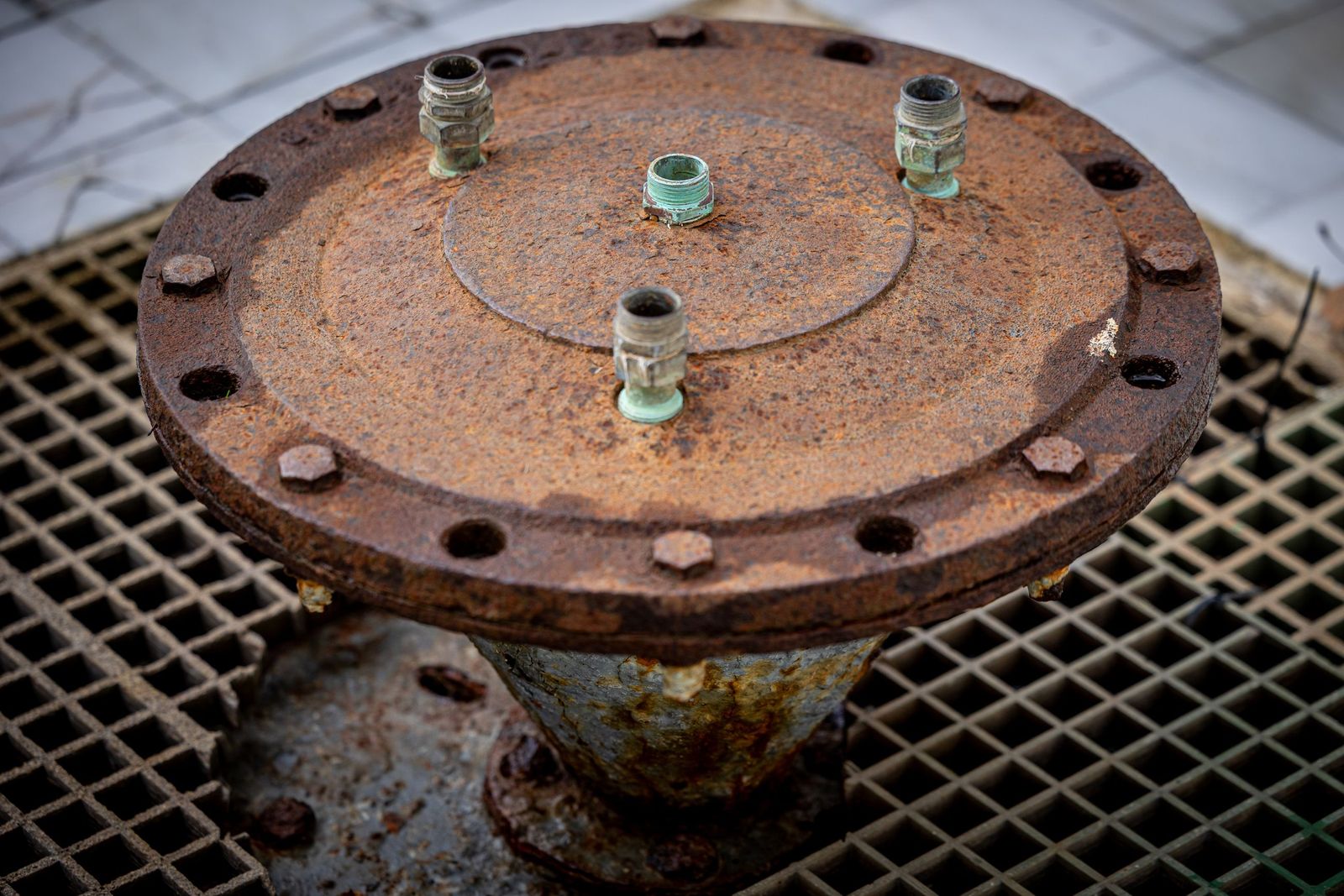 Las imágenes del mal estado de la Plaza de España en Cádiz