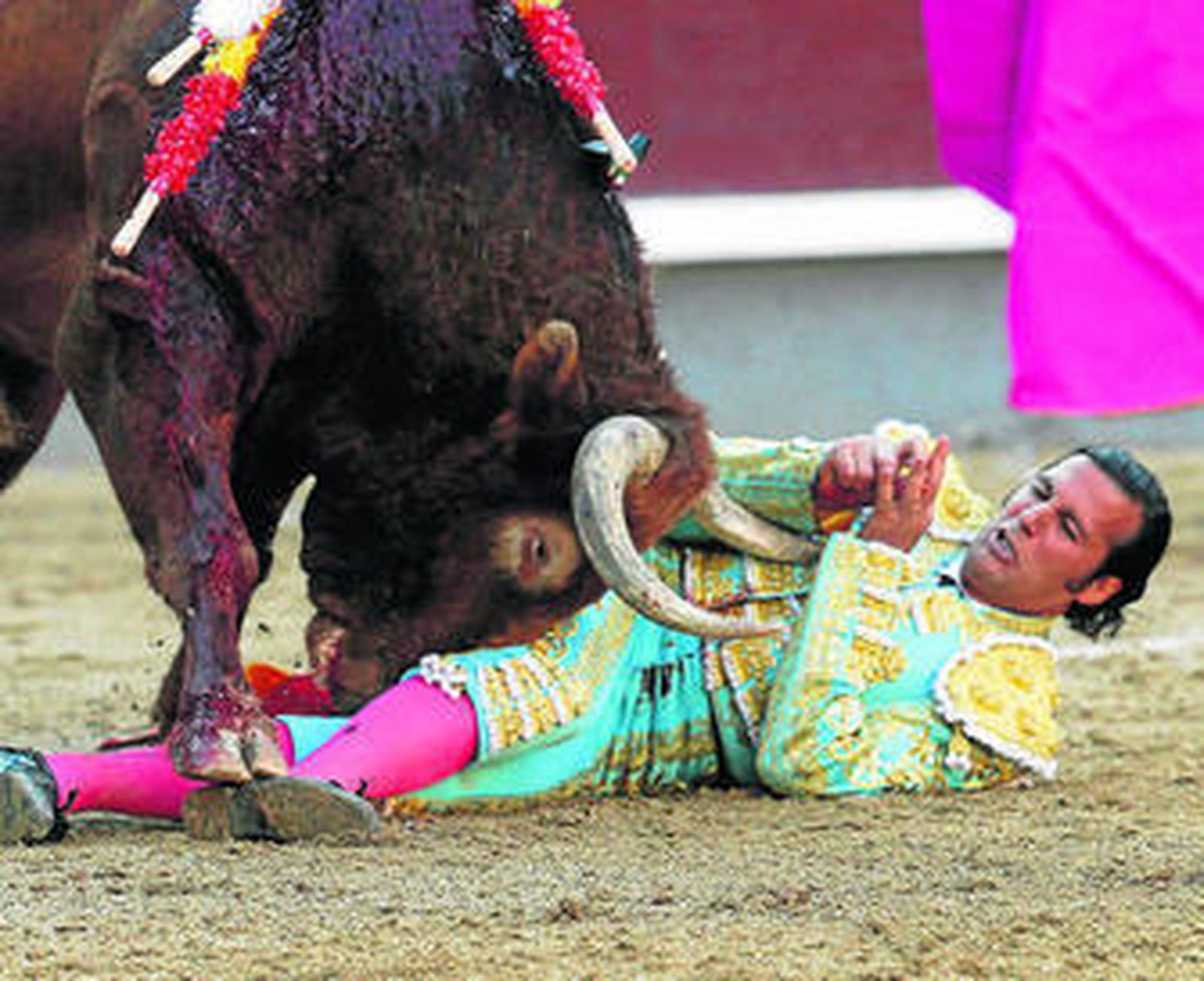 David Mora estuvo a merced del toro, que le lanzó varios derrotes al pecho, tras herirlo en la pierna derecha.
