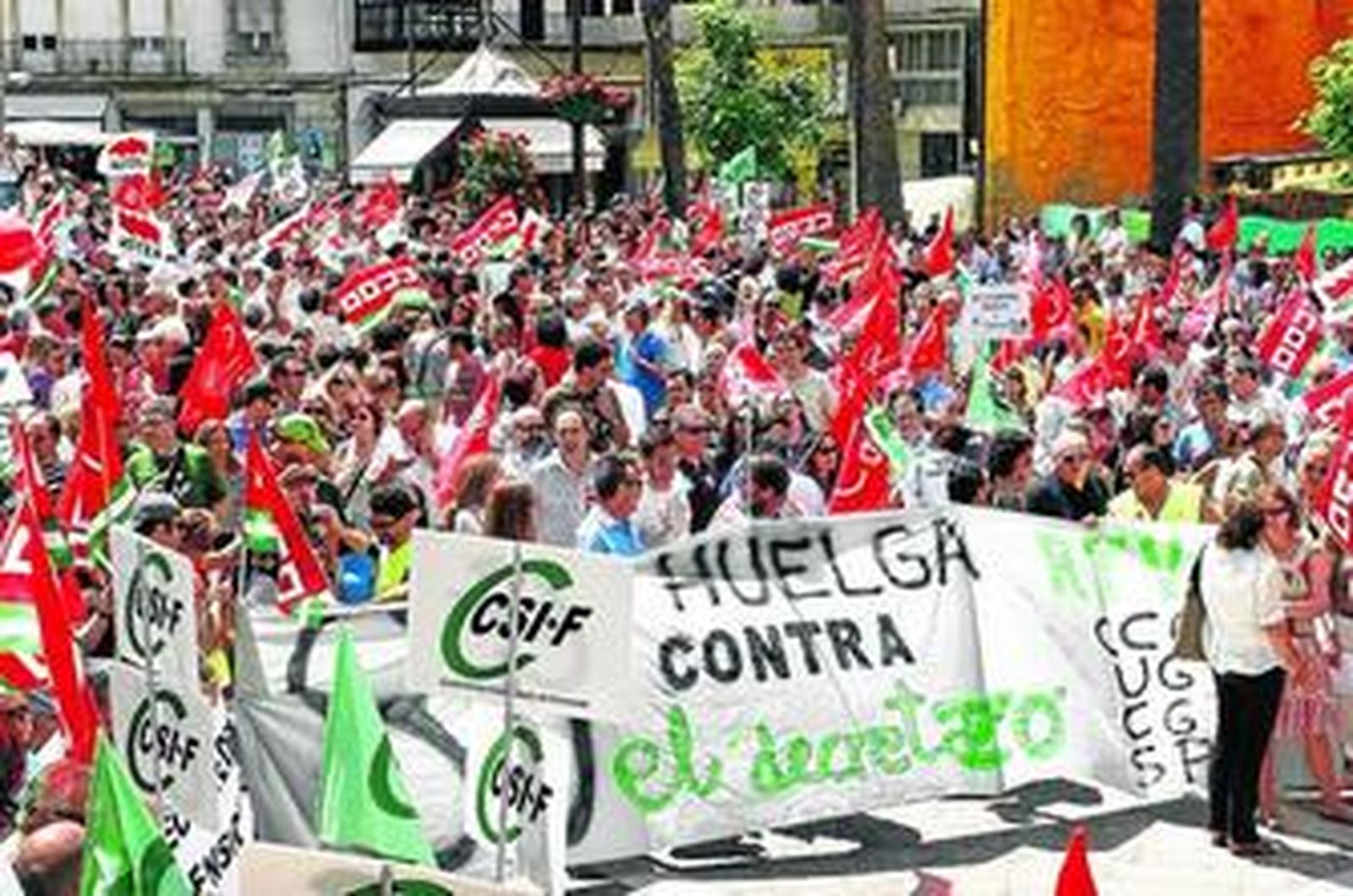 La manifestación culminó en la plaza de las Monjas, donde se procedió a la lectura de un manifiesto.