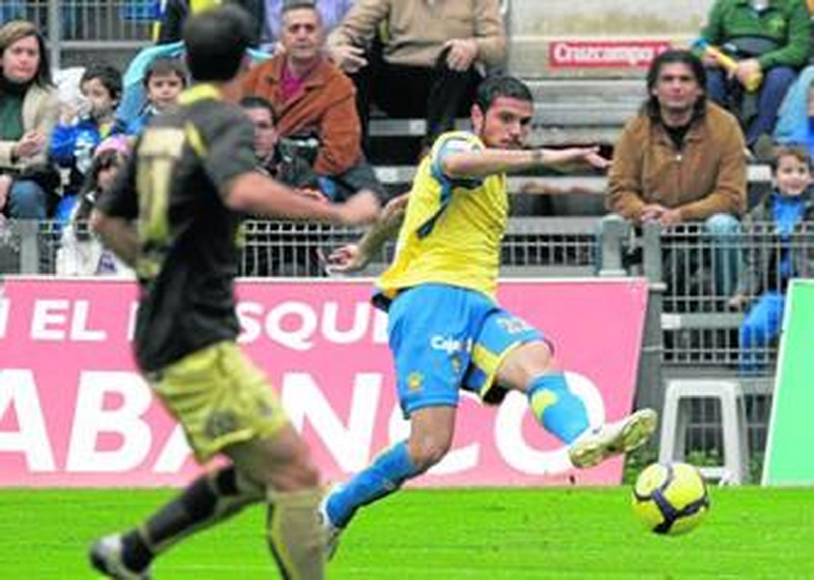 Nano realiza un centro al área durante una de sus internadas el pasado domingo contra Las Palmas.