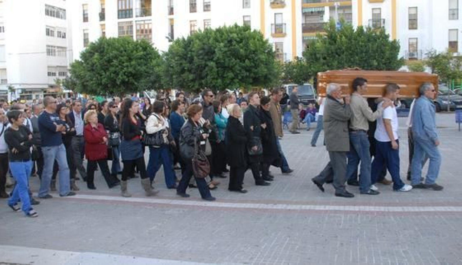 Amigos y familiares dan su último adiós al funcionario del Ayuntamiento isleño Manuel Pereira Fontao, asesinado el sábado.

Foto: Rioja