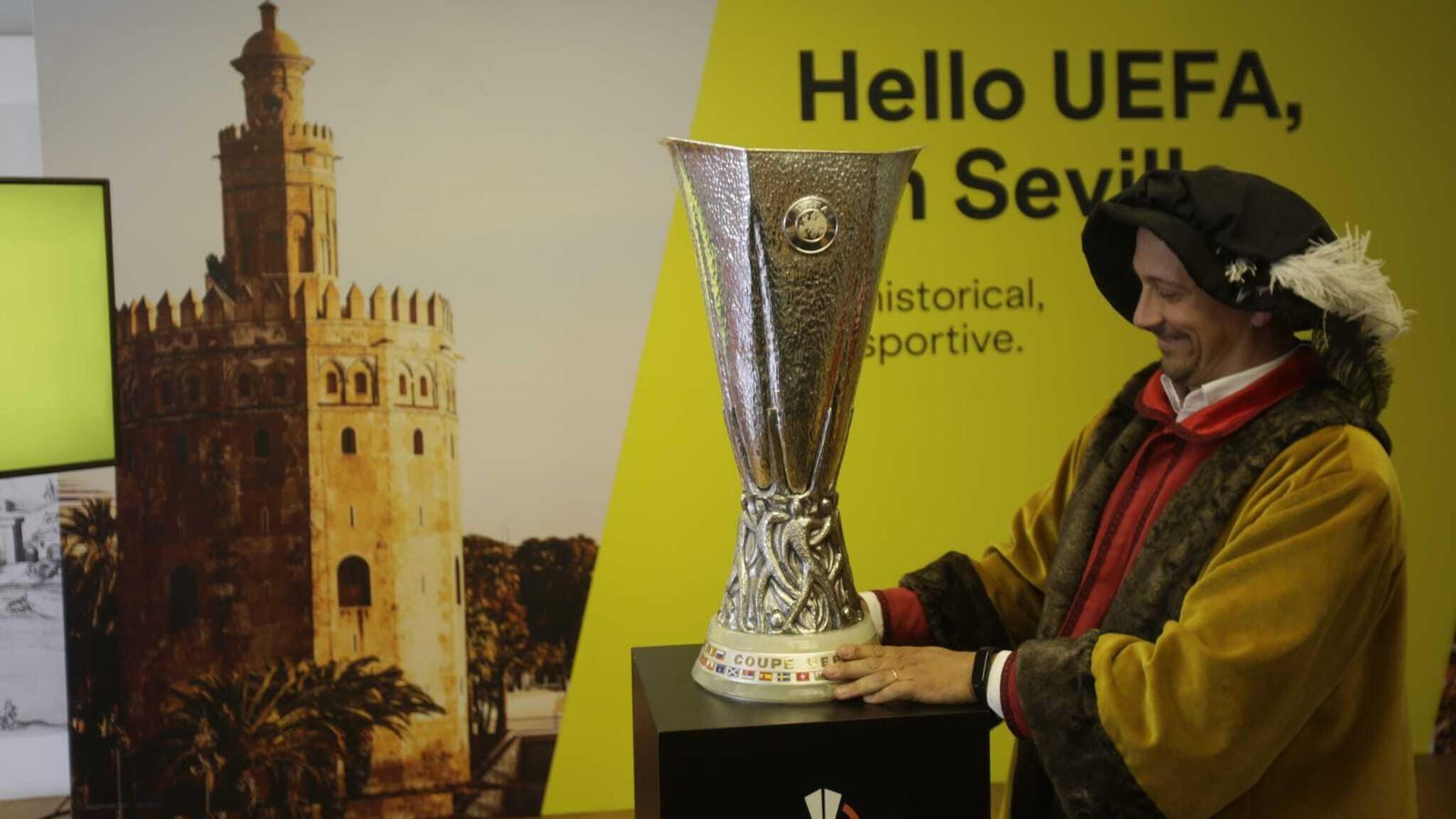 Un figurante, representando a Juan Sebastián Elcano, deposita el trofeo en la Oficina de Turismo del Muelle de la Sal.