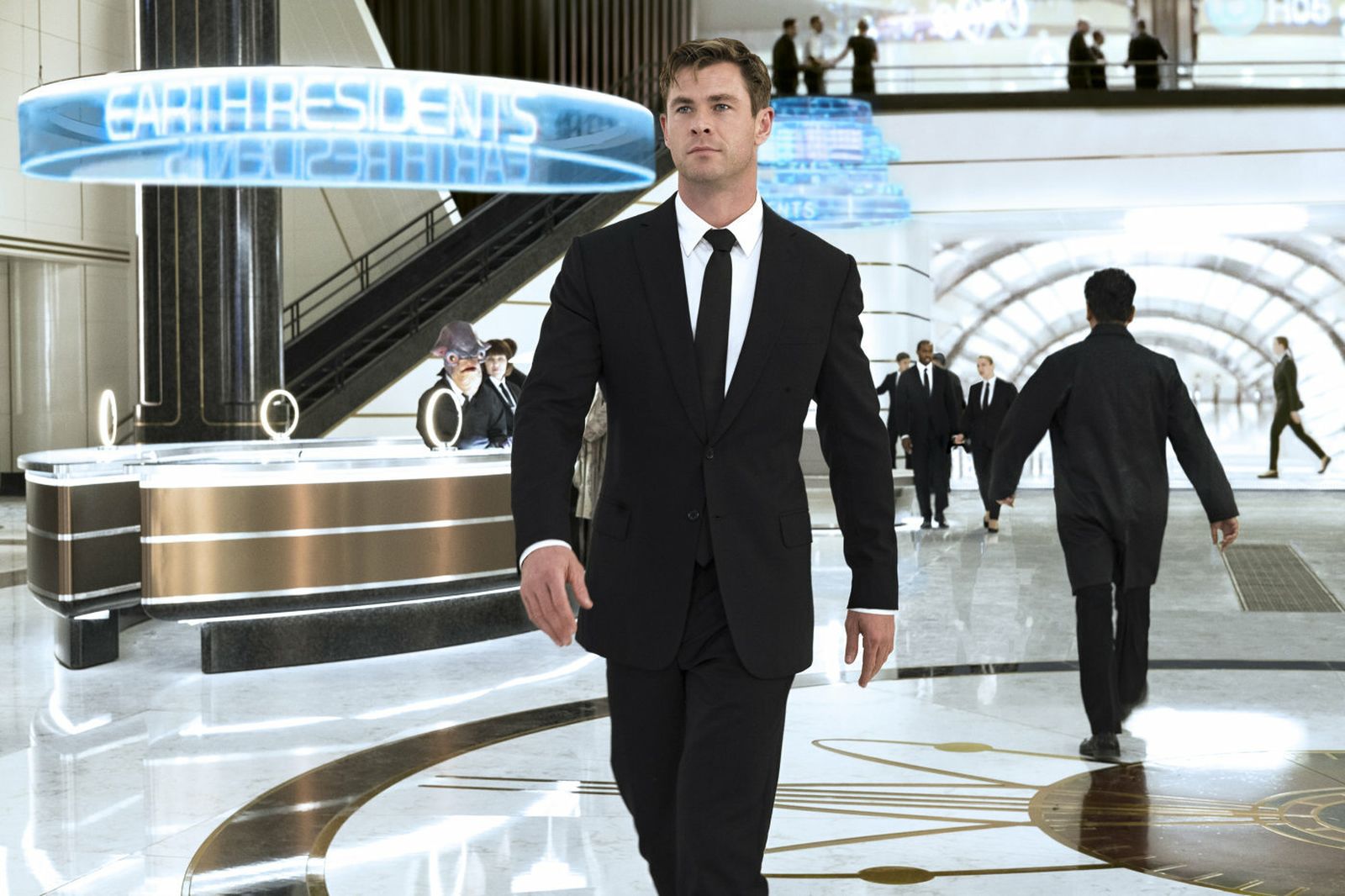 Chris Hemsworth revive a los Men In Black.