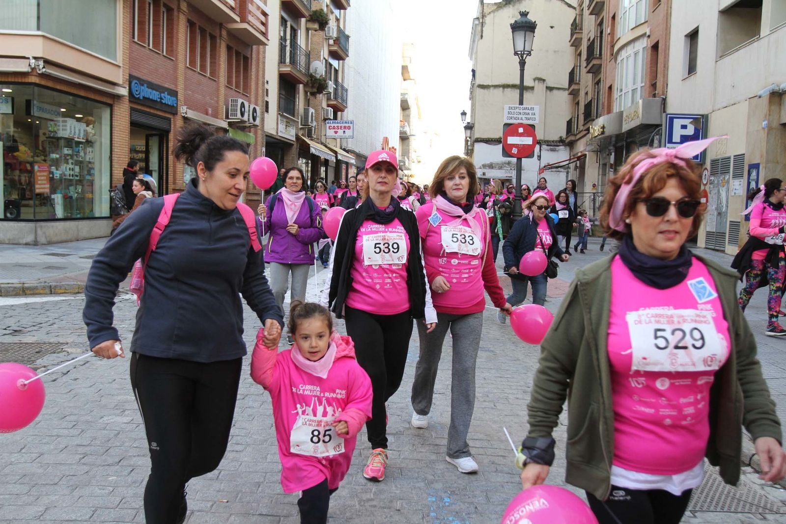 Imágenes de la Carrera contra el cáncer de mama de Huelva.
