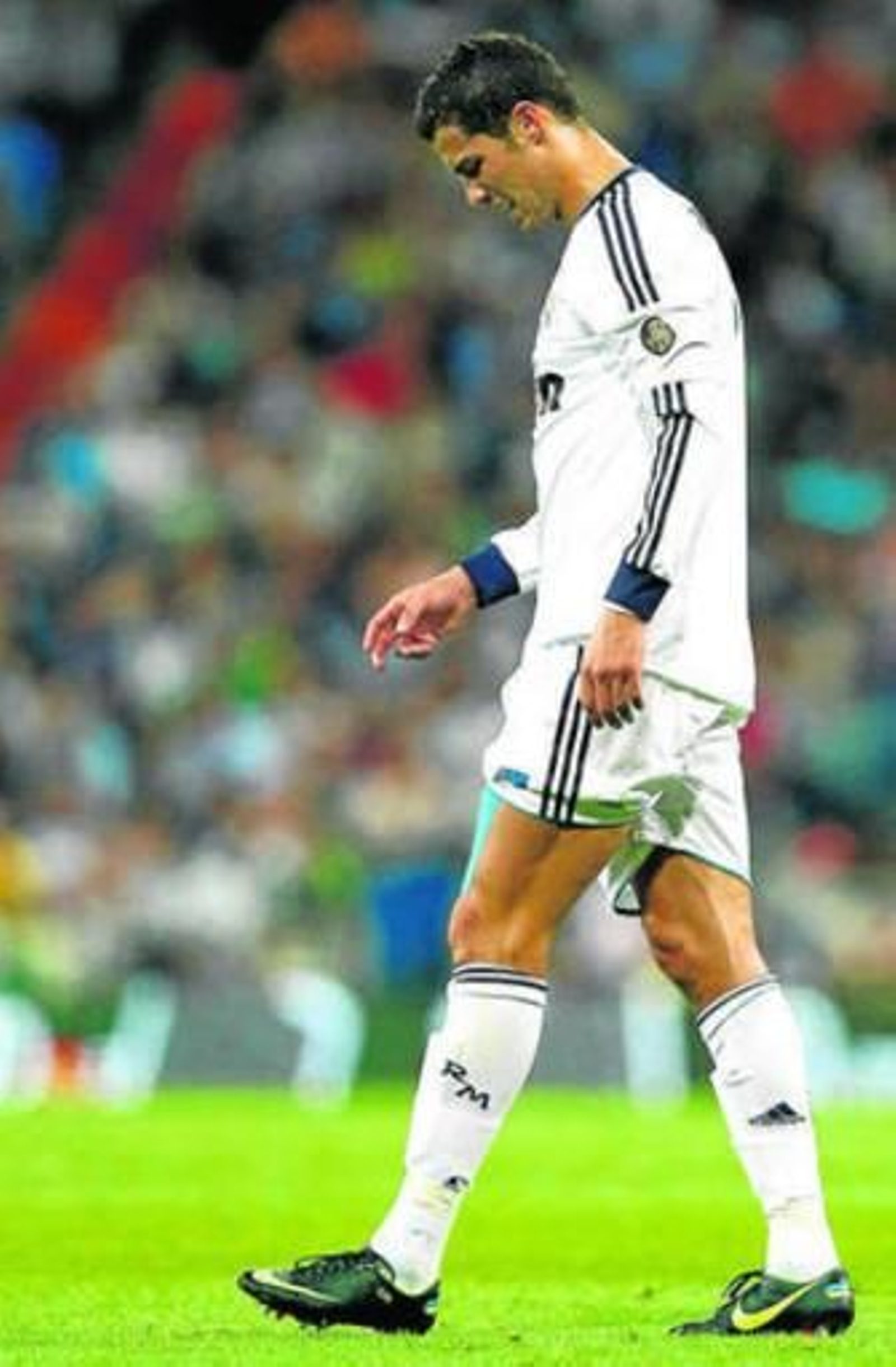 Cristiano Ronaldo se retira tras una entrada.