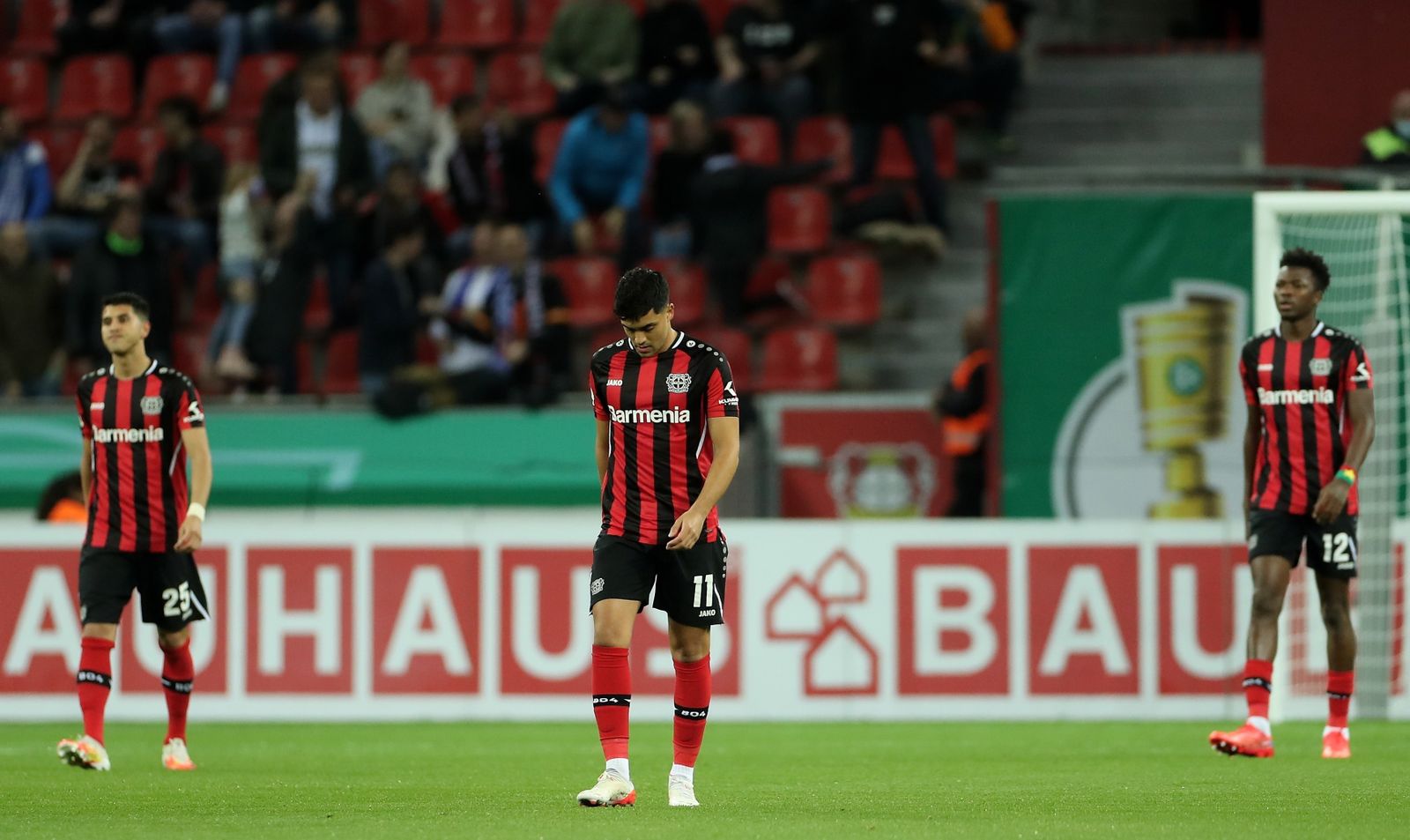 Los jugadores del Leverkusen, cabizbajos, tras encajar un gol.