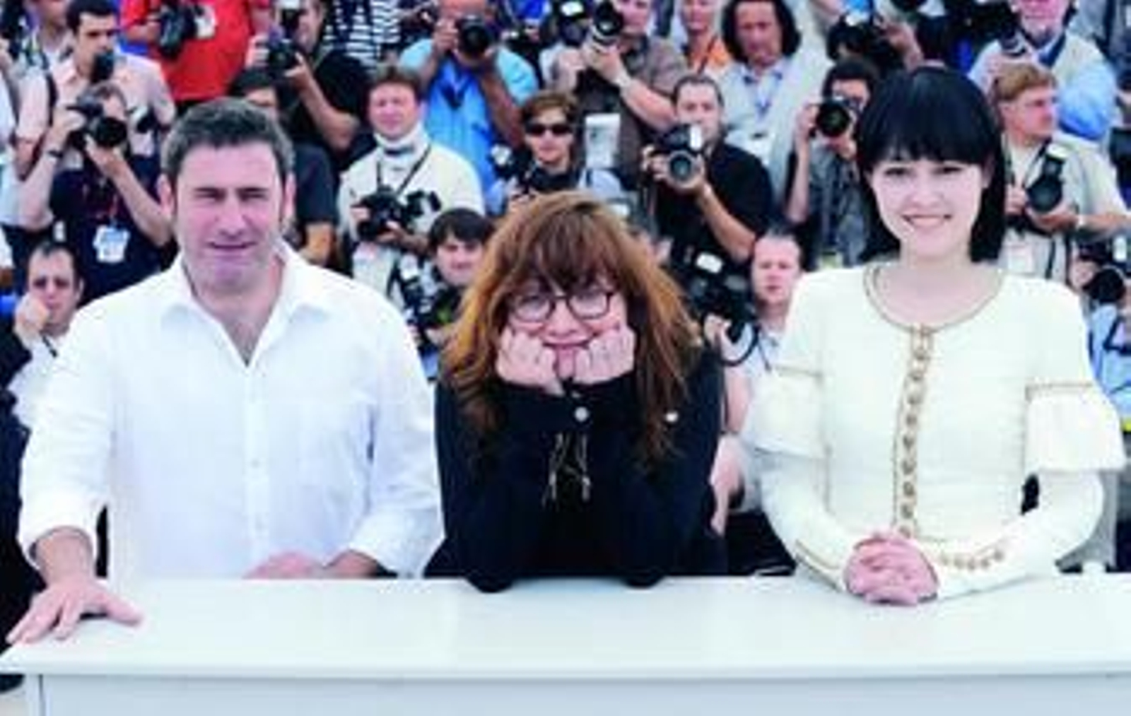 Sergi López y Rinko Kikuchi (la intérprete japonesa de 'Babel') flanquean a Coixet, ayer en Cannes.