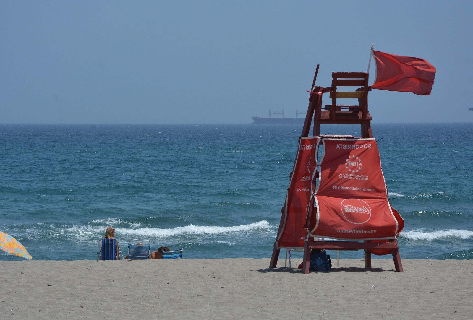 La bandera roja ondea en una de las torretas de vigilancia de la playa de Levante, ayer.