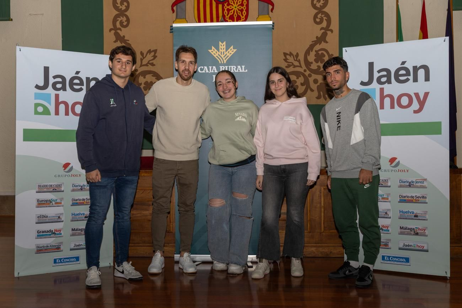 Óscar Lozano, Alan Brandi y Pablo Pérez, protagonistas de 'La tertulia deportiva de Jaén Hoy' en el IES Virgen del Carmen