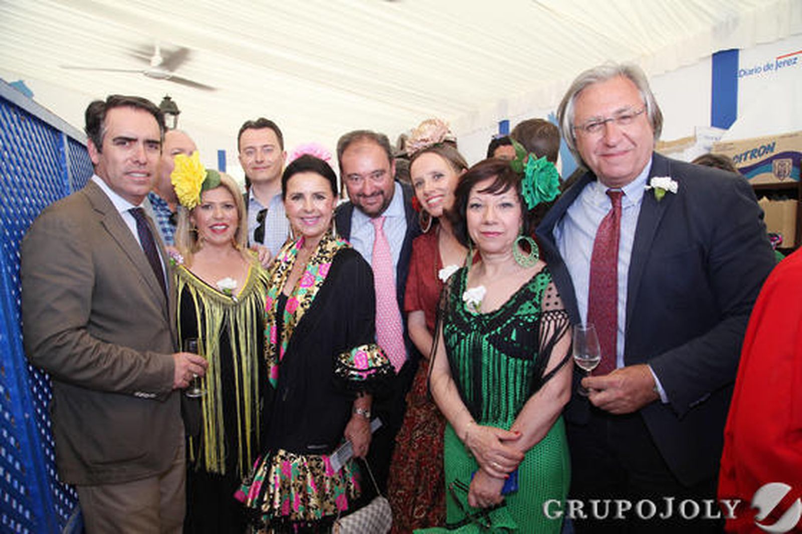 La artista jerezana María José Santiago, la alcaldesa, Mamen Sánchez, y los delegados Santiago Galván, Laura Álvarez, Carmen Collado y Francisco Camas, ayer en la caseta del periódico junto al director de Diario de Jerez, Rafael Navas, y el director general del Grupo Joly, Tomás Valiente.  Foto: Vanesa Lobo