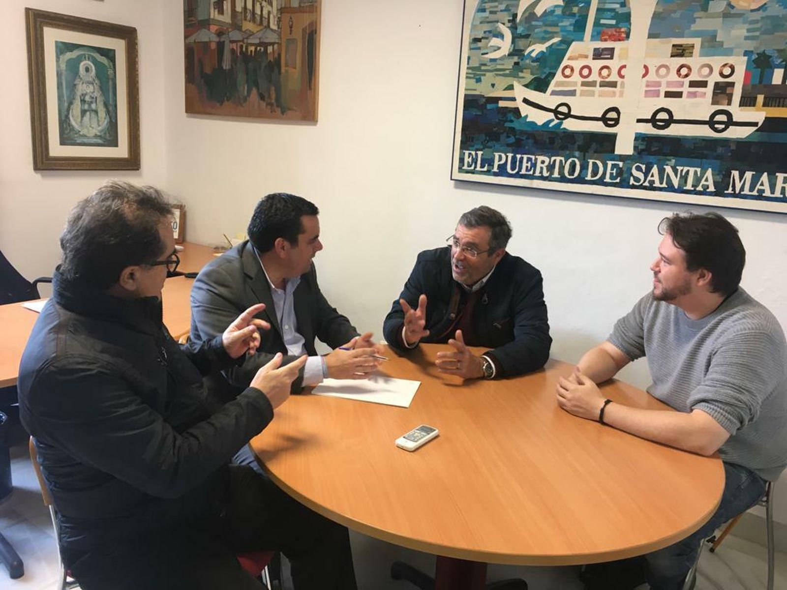 Imagen de Curro Martínez junto a los empresarios portuenses en una reunión para preparar FITUR 2020.
