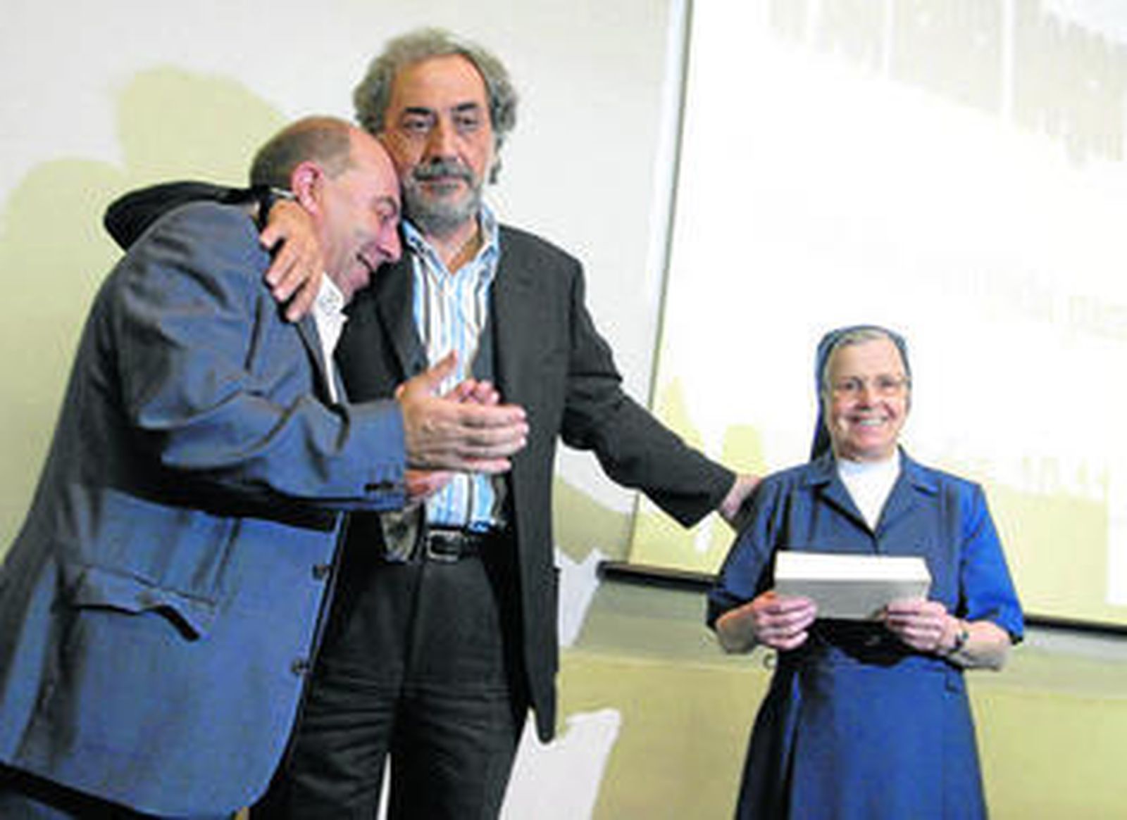 El Defensor del Pueblo Andaluz, José Chamizo, abraza a Ramón Velázquez tras entregar la ayuda a Gerasa en 2005.