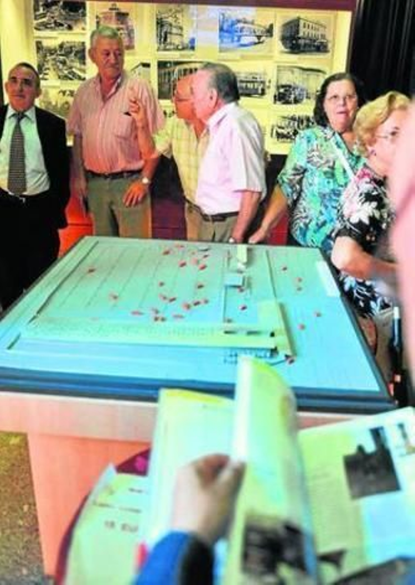 En primer plano, una maqueta que se exhibe en la muestra.