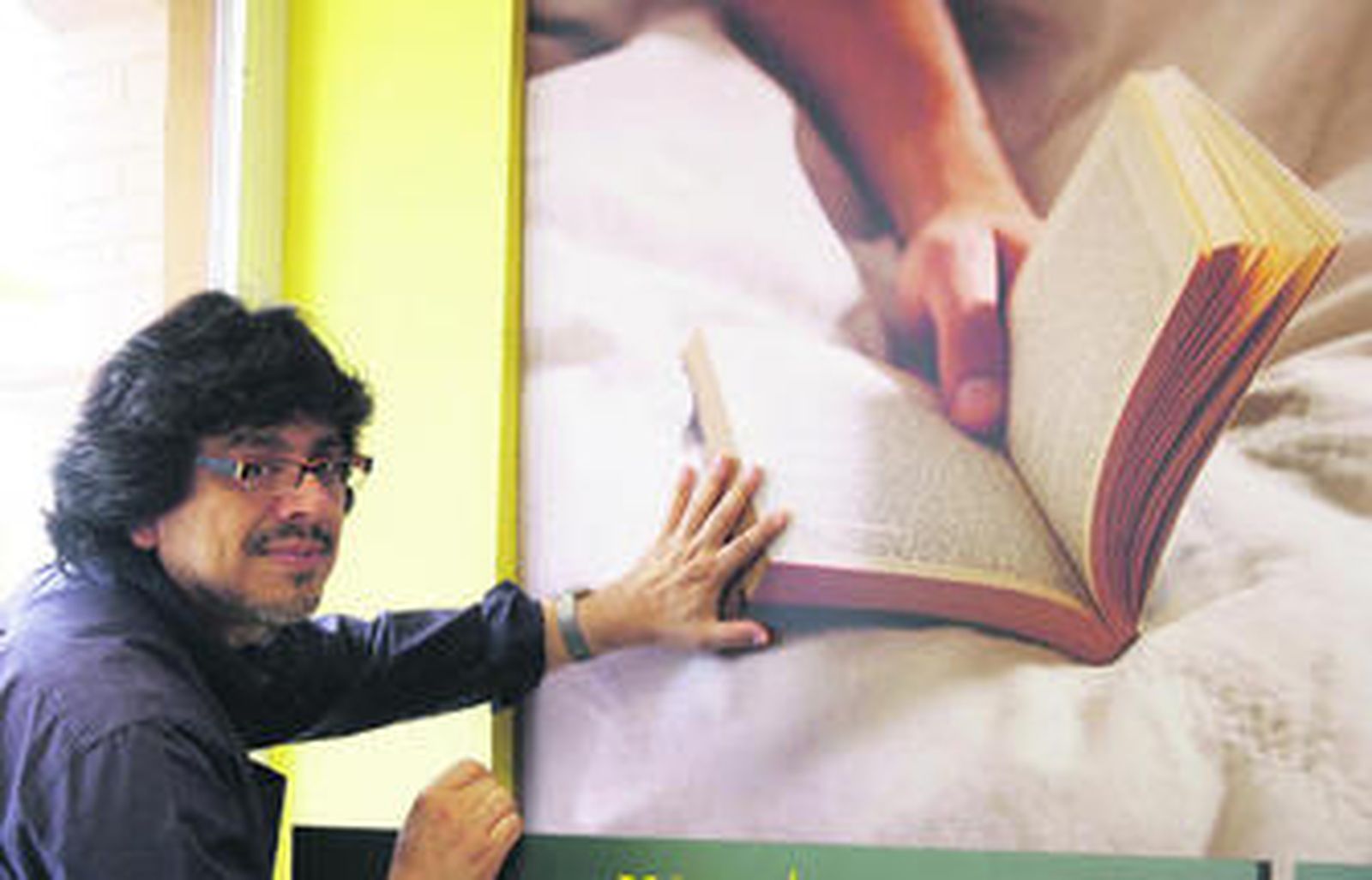 El escritor Fernando Iwasaki (Lima, 1961), en la Casa del Libro de Sevilla, donde presentó su nueva colección de cuentos.