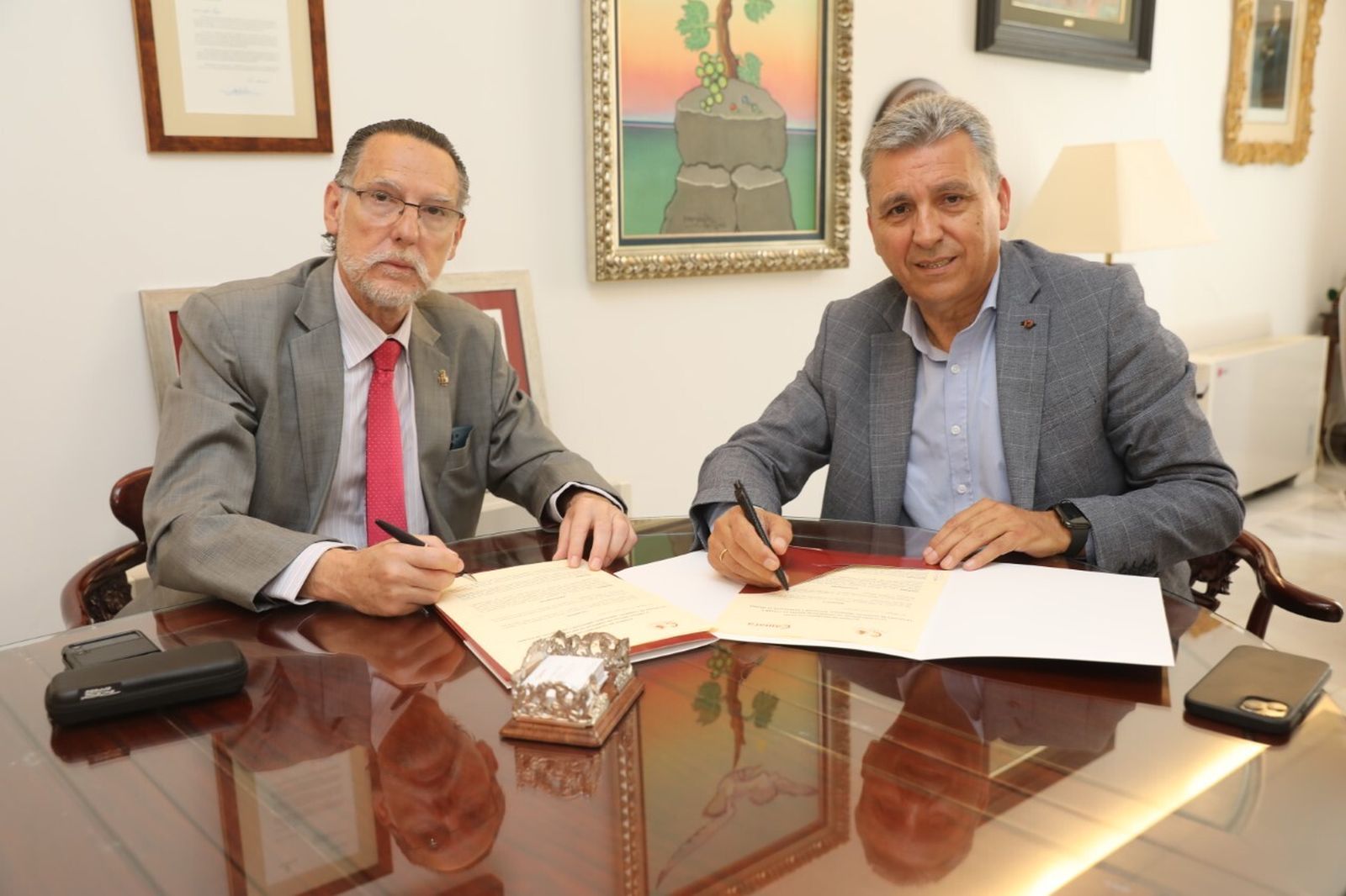 José Estévez y Sergio Cuberos durante la firma.