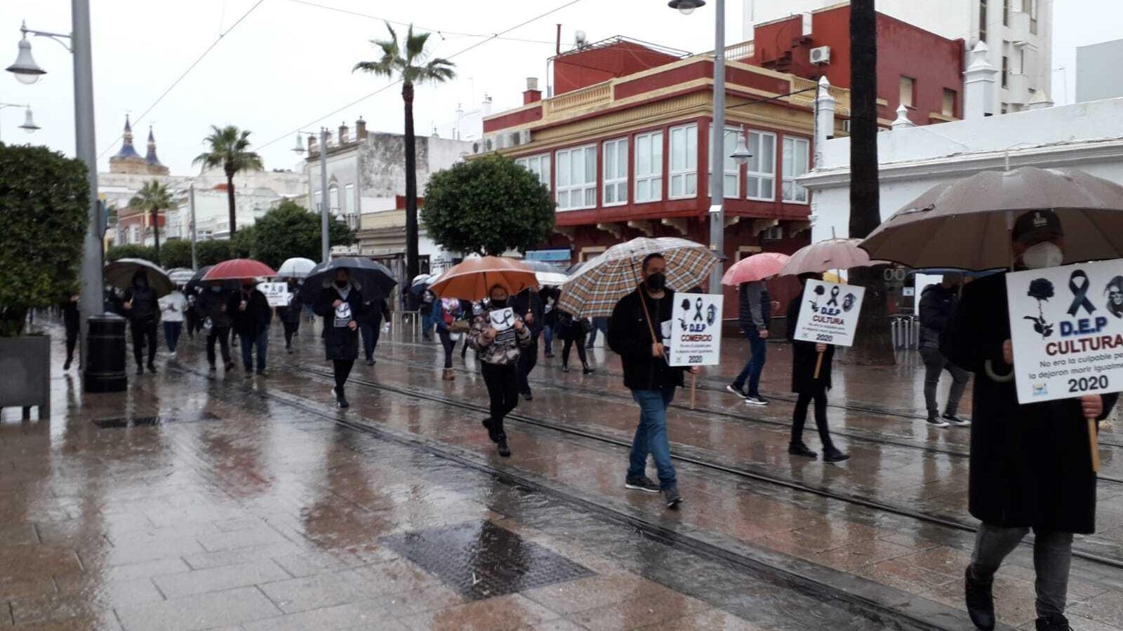 Manifestación convocada por Asihtur para defender la economía local en San Fernando.