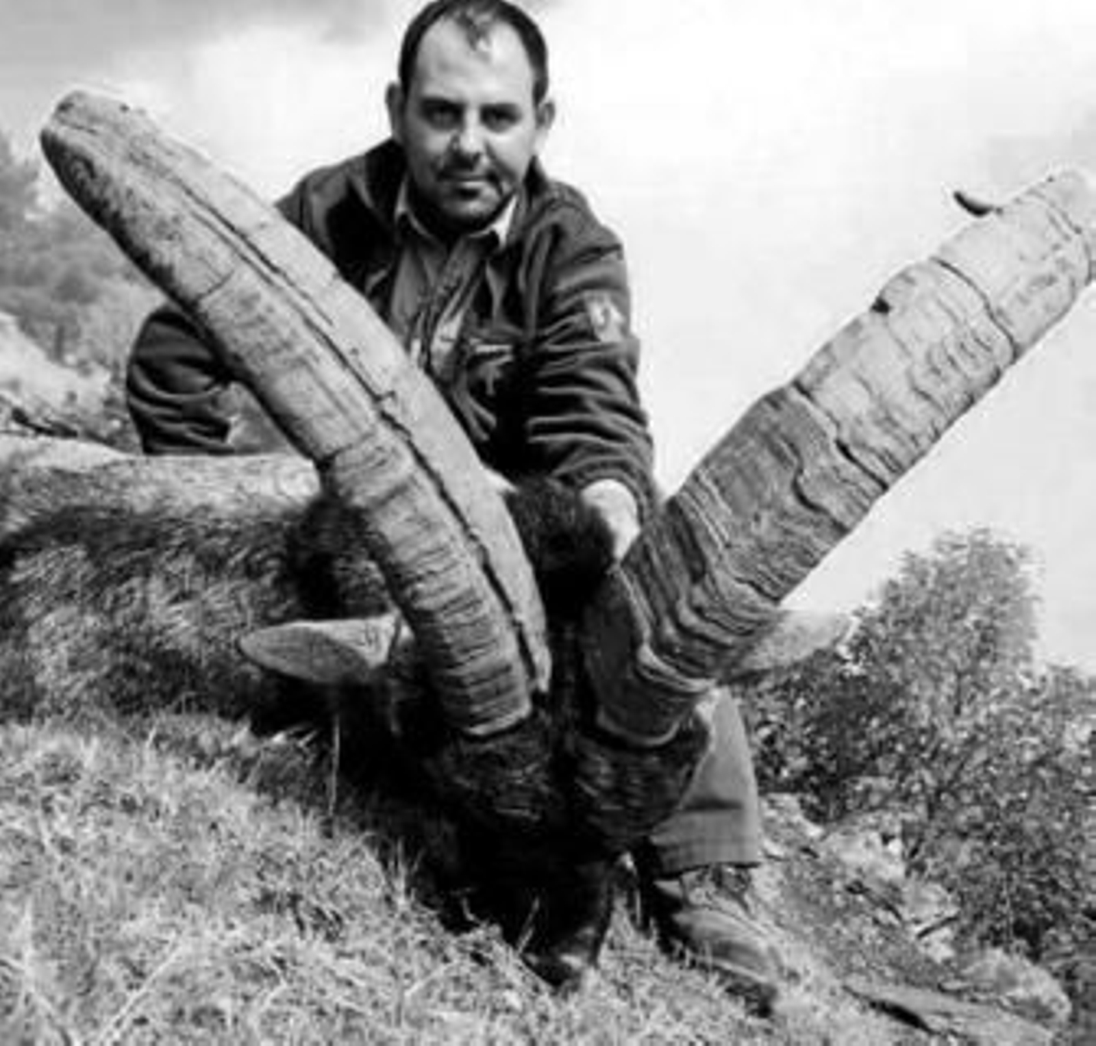 Un guarda de Medio Ambiente junto a un macho montés abatido en Los Filabres.