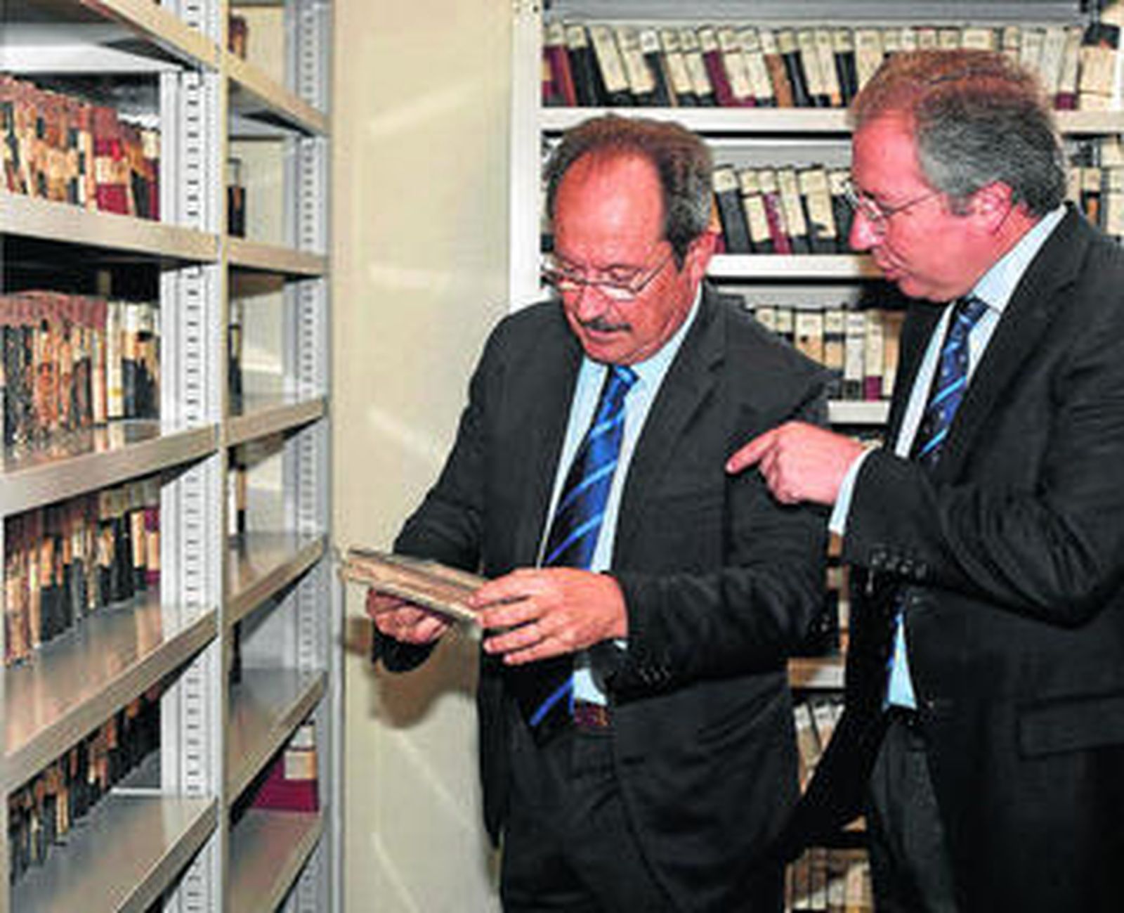 Pedro de Frutos, a la izquierda, con De Torre, en el archivo de la Capitanía.