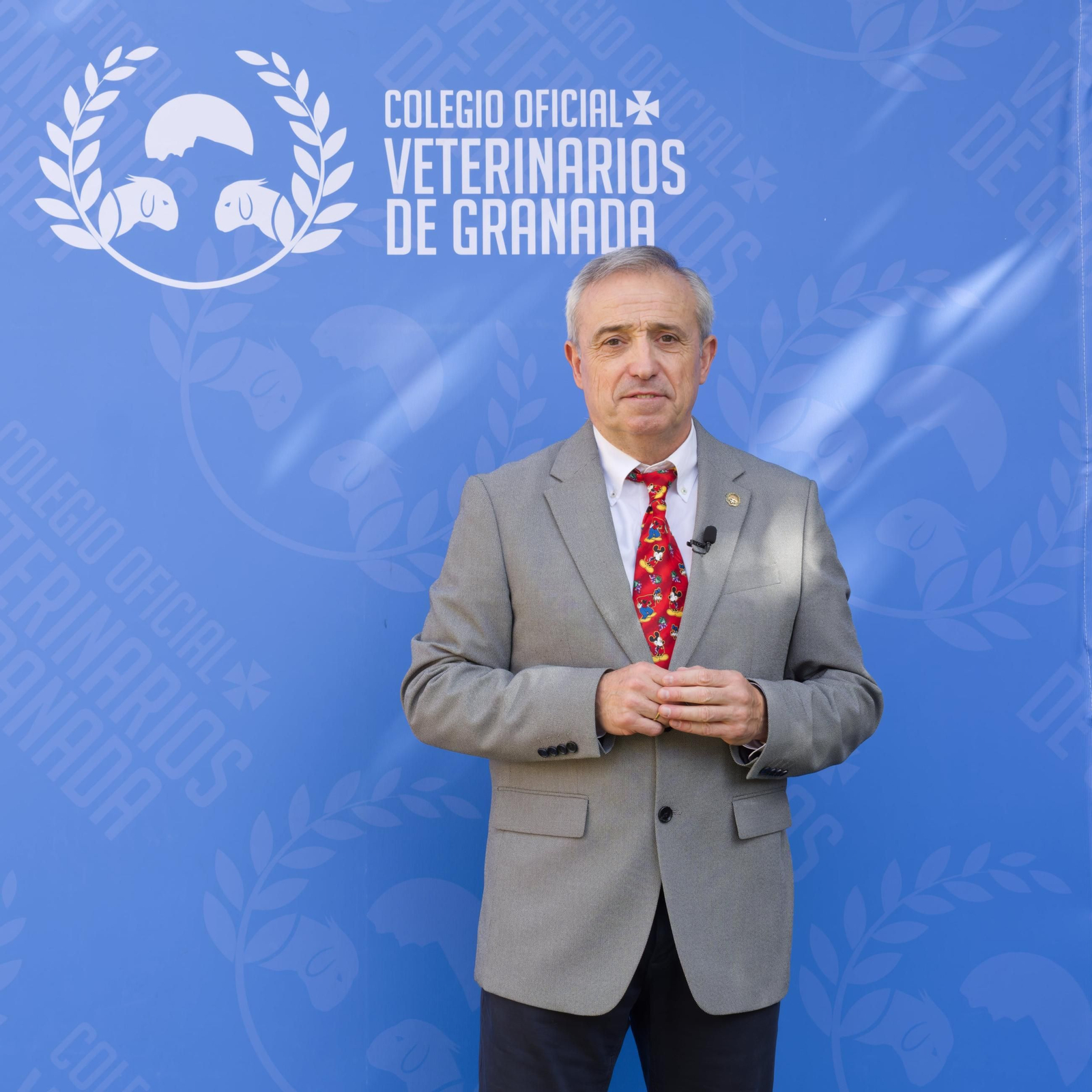 Gerardo López Castillo con su medalla de Oro por sus 40 años de trayectoria profesional al servicio de la salud pública.