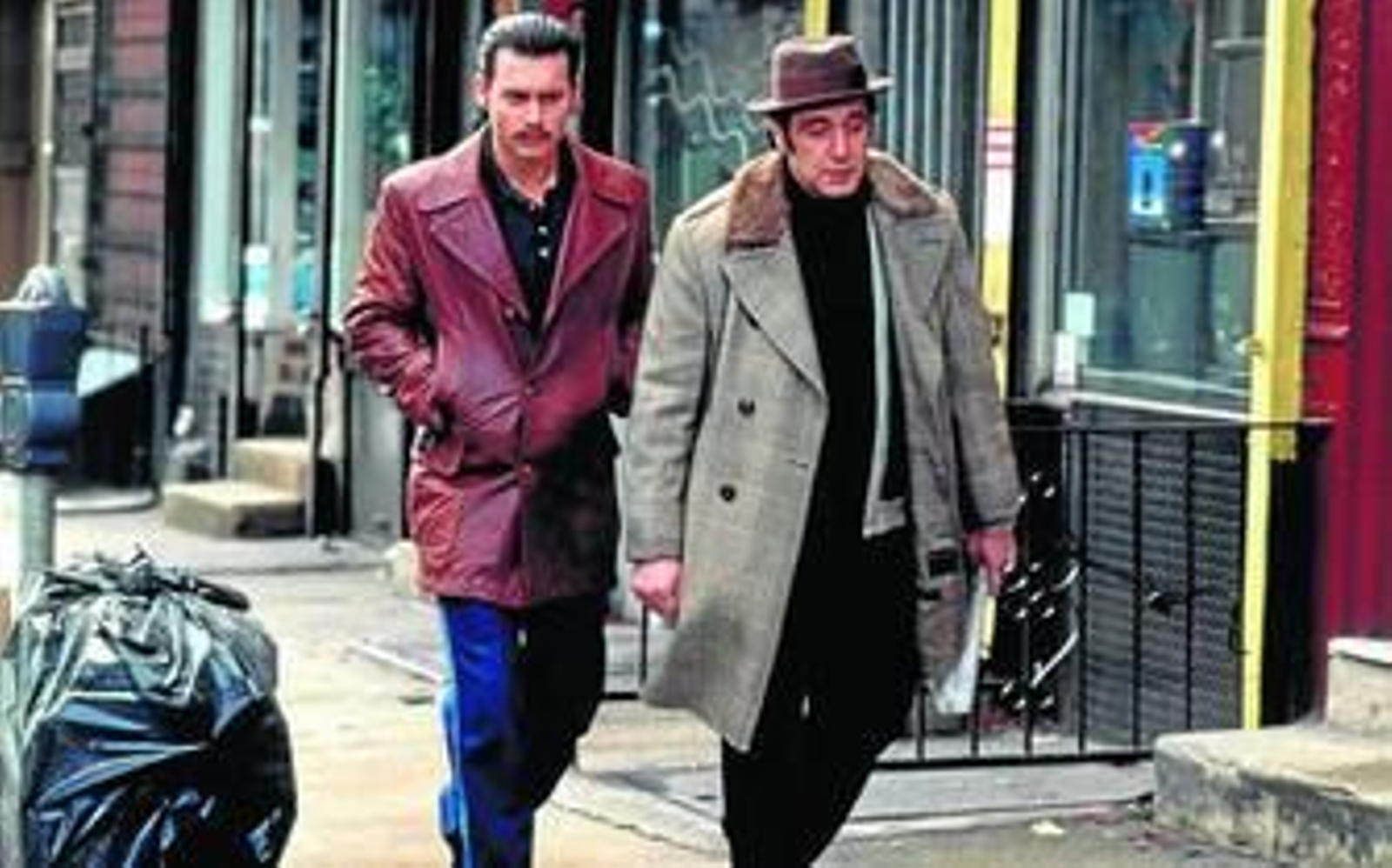 En 'Donnie Brasco', Johnny Depp encarna al policía infiltrado que se hace amigo del mafioso al que da vida Al Pacino.